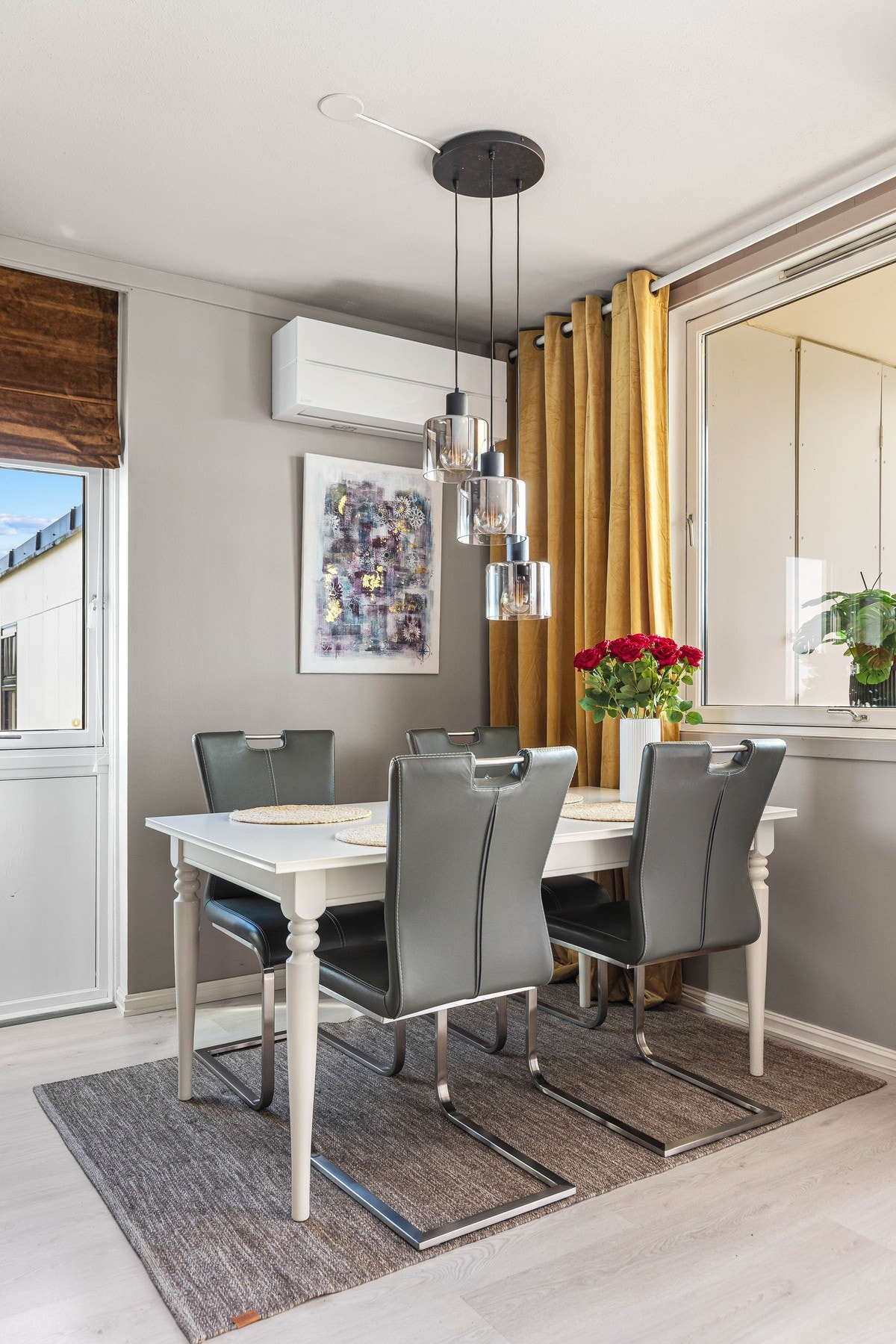 God plass til spisegruppe i skillen mellom stuen og kjøkkenet. Varmepumpe installert ved stue/kjøkken. Galleribilde