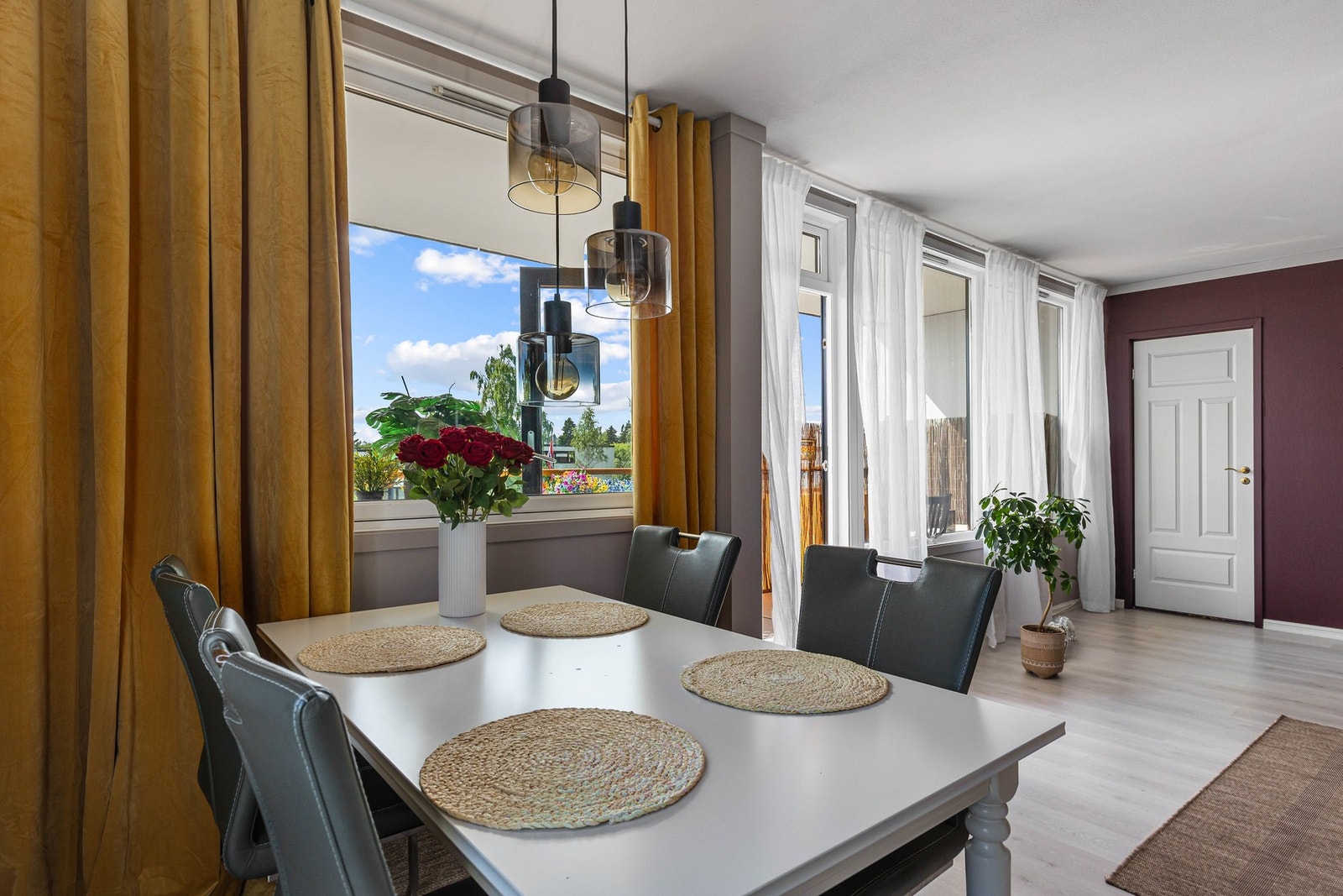 Utgang til balkongen fra stuen. Galleribilde