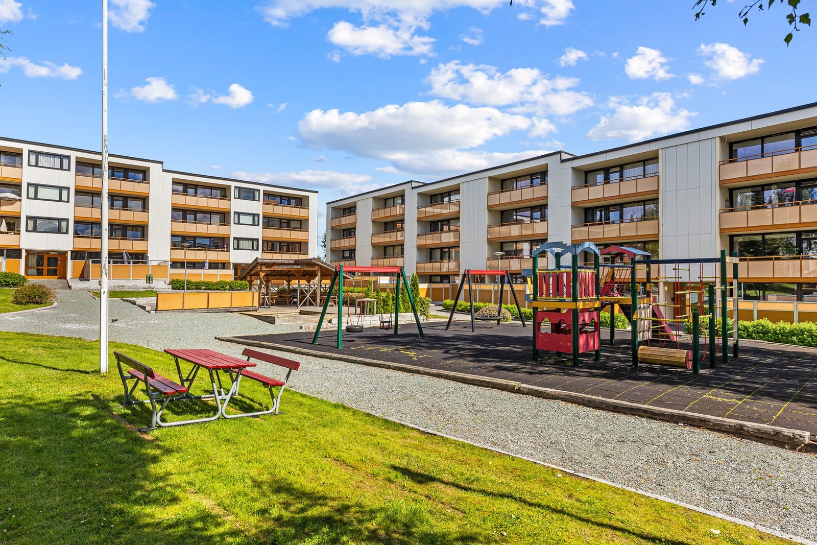 Kolstad IL har et stort tilbud av idrett for både store og små med aktiviteter som håndball, fotball m.m. Det er gangavstand til saupstadsenteret med dagligvarebutikker, apotek, postkontor, bensinstasjon, treningssenter og tannlegeklinikk. Galleribilde