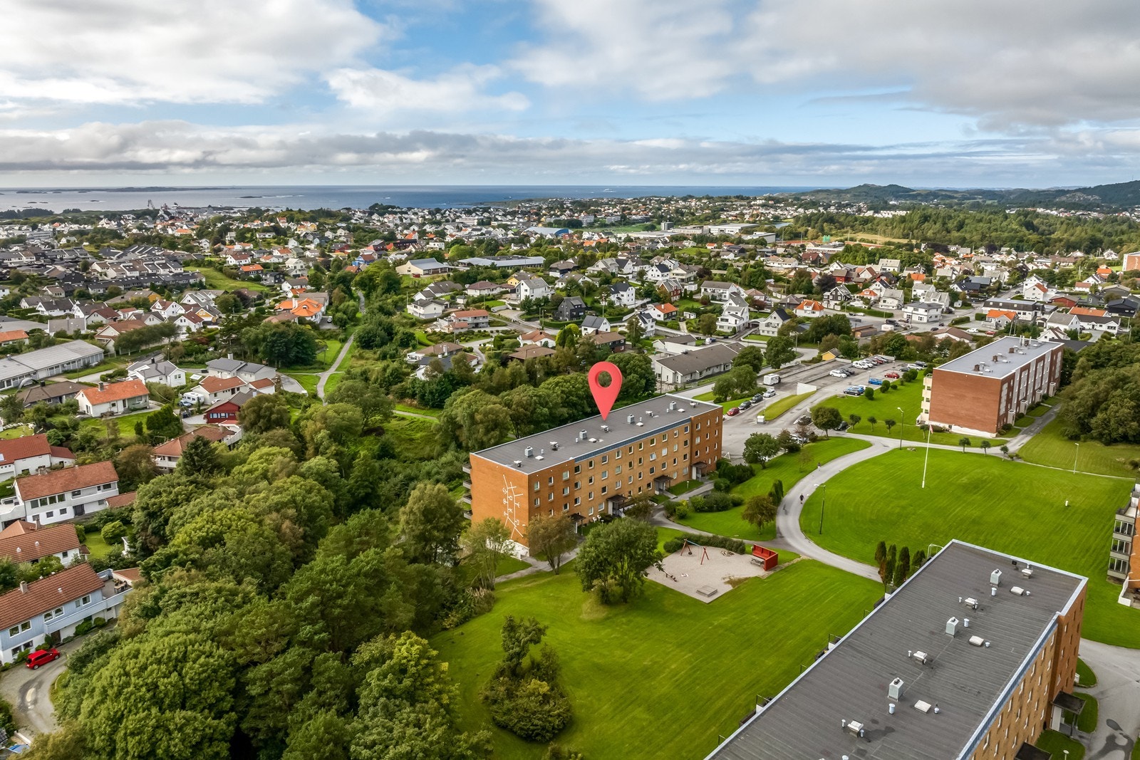 Det er gang- /sykkelavstand til Haugesund sykehus, Høgskolen, Raglamyr mm. Galleribilde