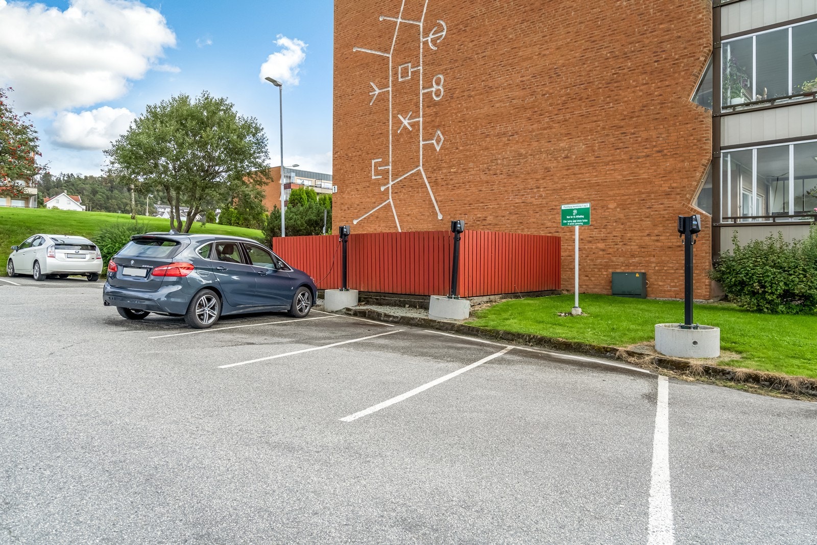 Fellesarealer vedlikeholdes av borettslaget, parkeringsplass på nordsiden av blokken. Galleribilde