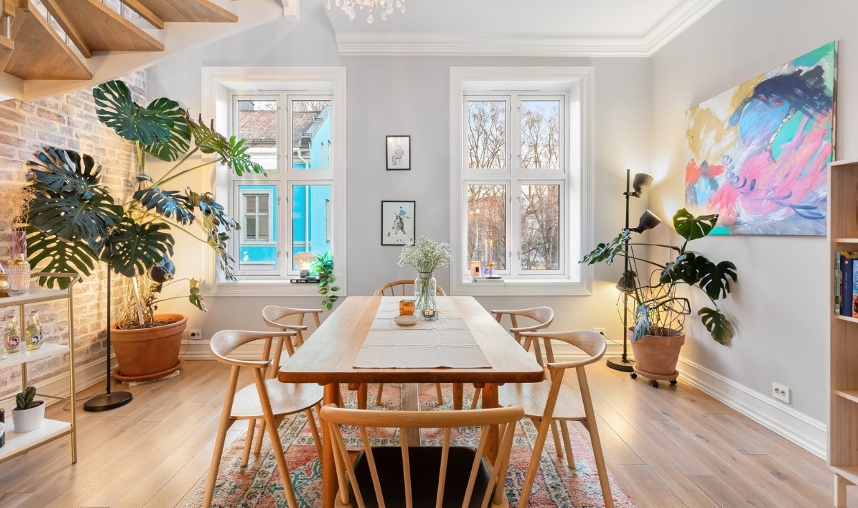 Spisestue nede med plass til stort spisebord. Galleribilde