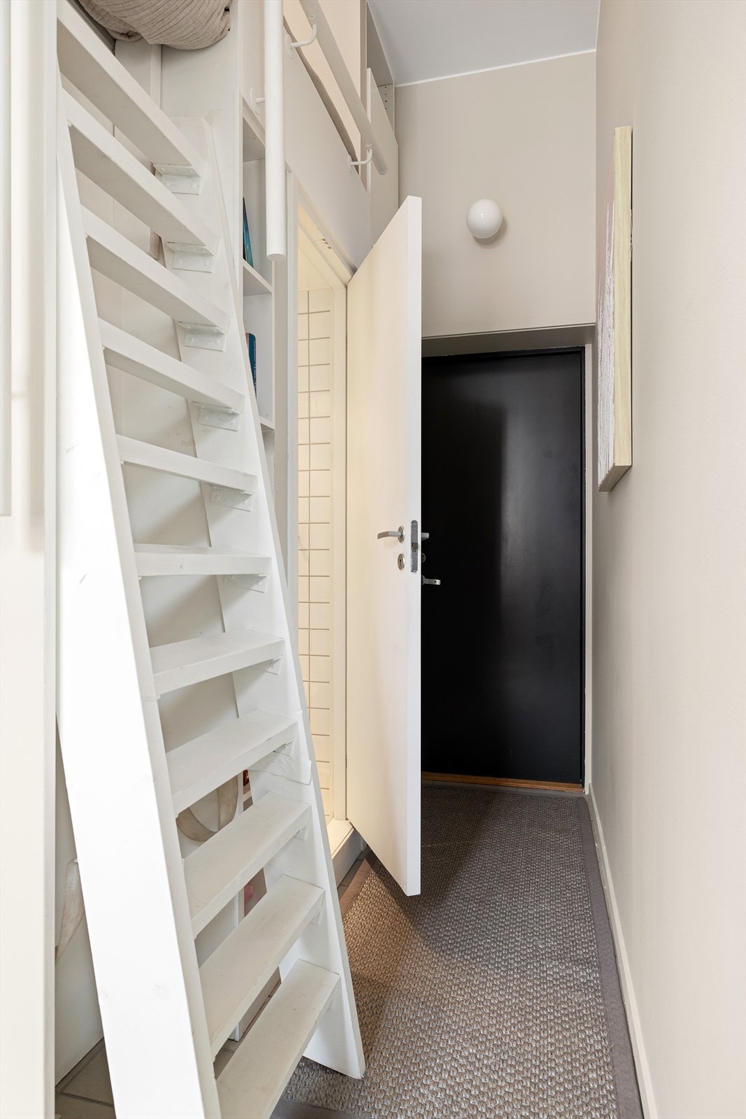 Romslig entré med tilgang til bad og hems. Galleribilde