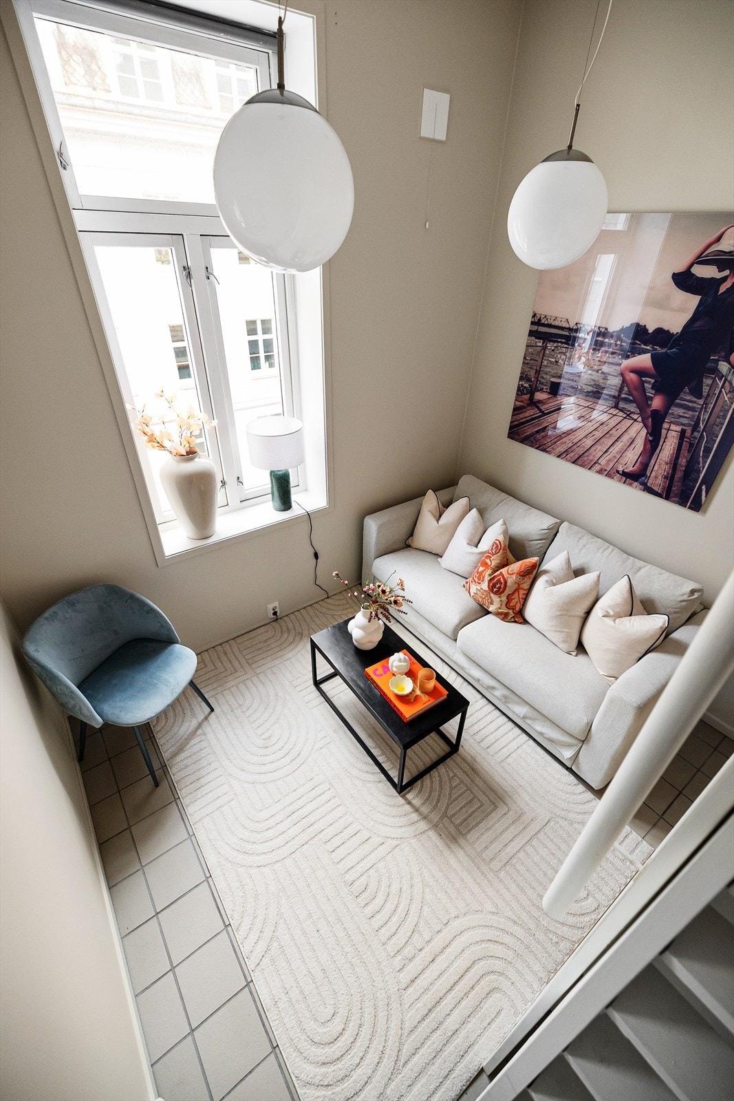 Stuens takhøyde er på 3,24 meter. Galleribilde