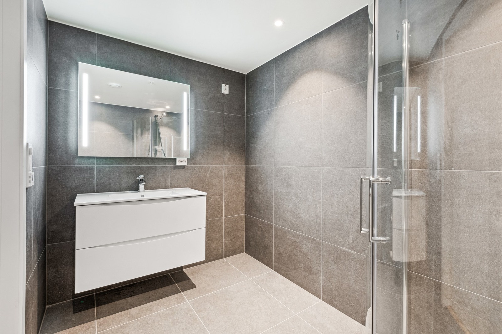 Pent flislagt bad med varme i gulv Galleribilde