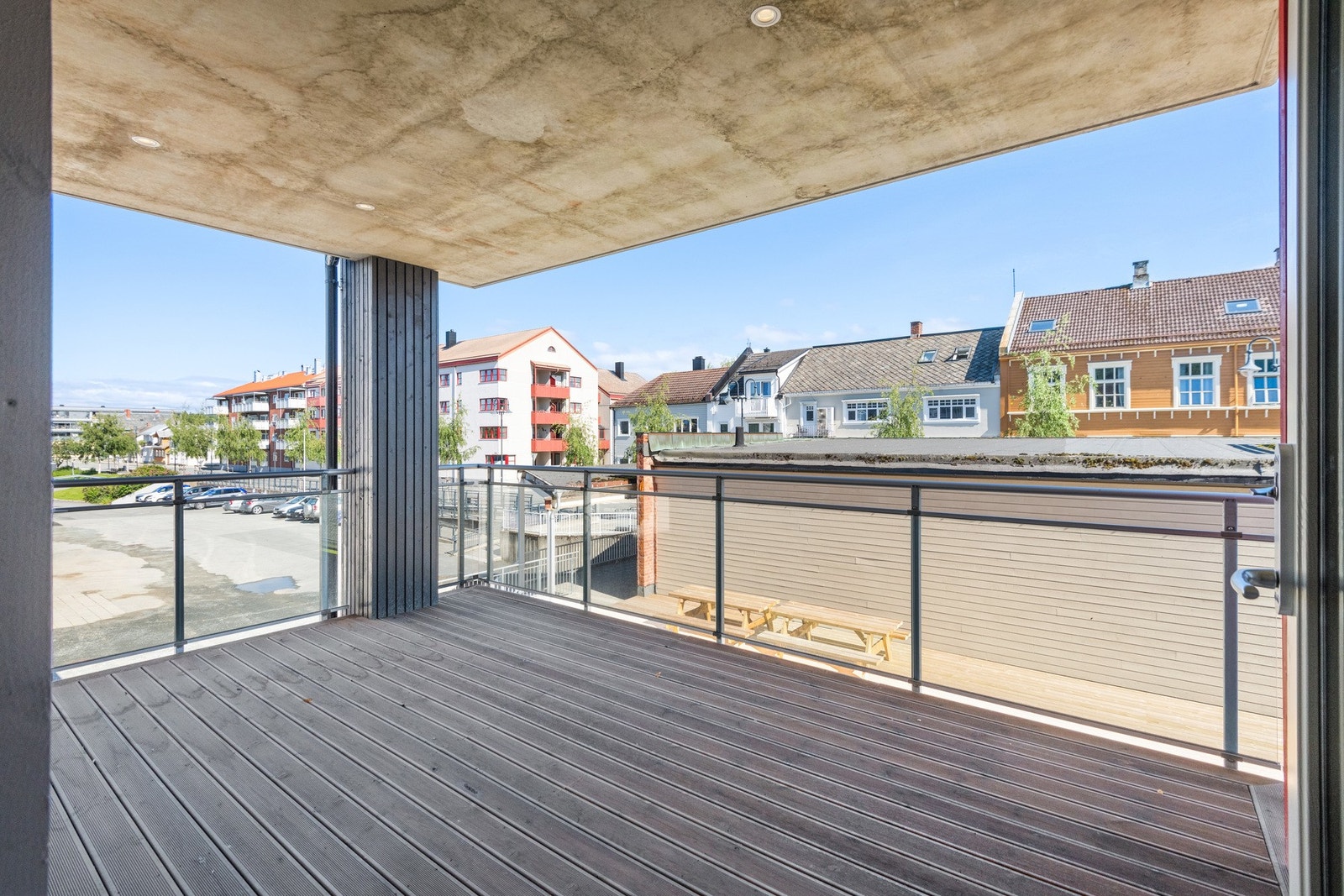 Terrasse med utsikt mot trehusbyen Galleribilde