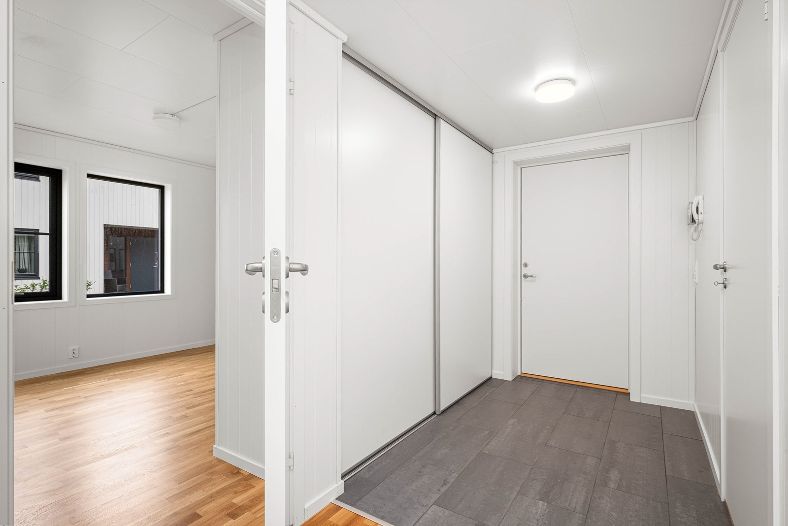 Entreen er flislagt med varmekabler og har integrert skyvedørsgarderobe. Galleribilde