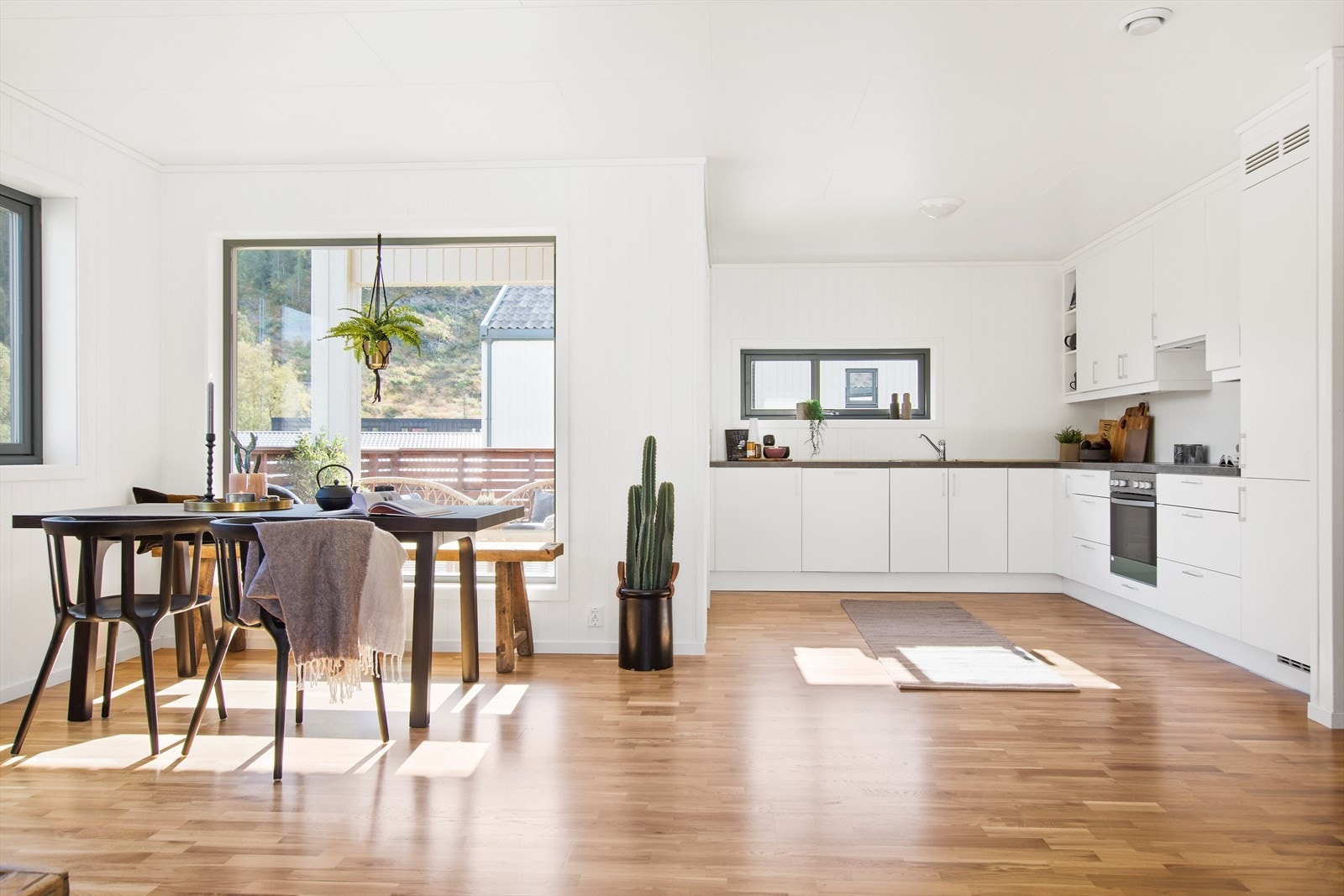 Ved kjøkkenet er det fint å sette en spisegruppe, der delikate måltider kan nytes i ro og mak (Bildet er fra en tilsvarende leilighet levert av Gauldal Utbygging.) Galleribilde