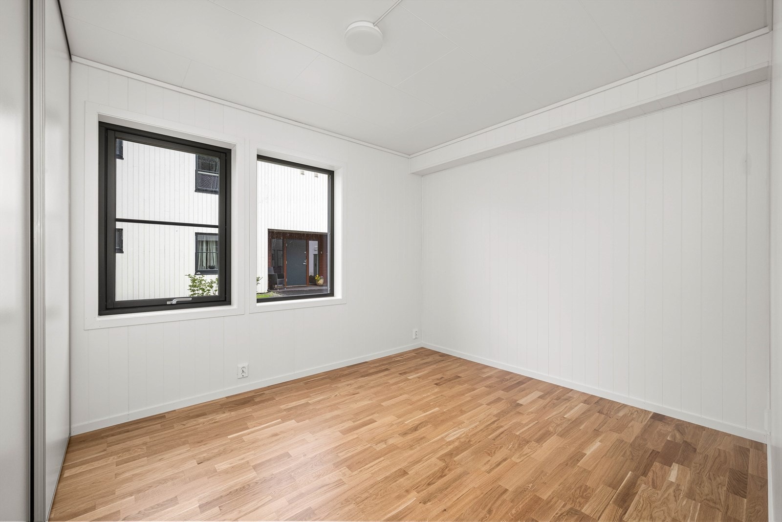 Soverommene er på respektive 12 og 7,8 kvm. Det største soverommet leveres med skyvedørsgarderobe. Galleribilde