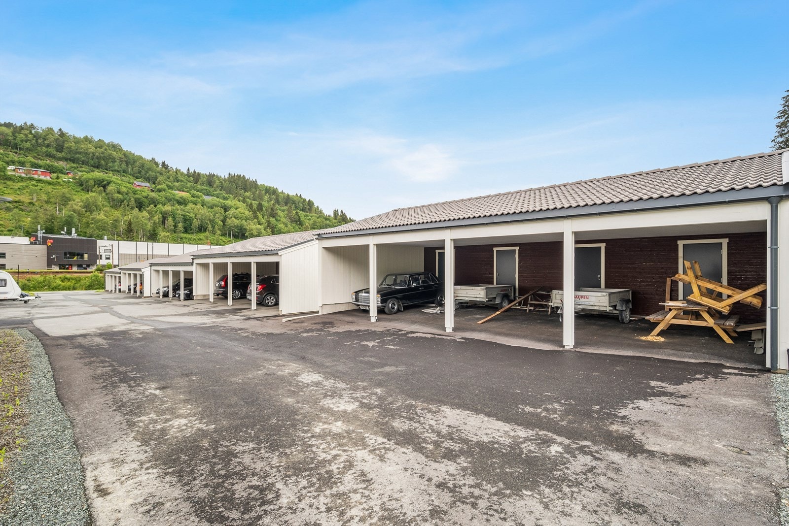 Leiligheten disponerer en plass i carport med sportsbod. Galleribilde