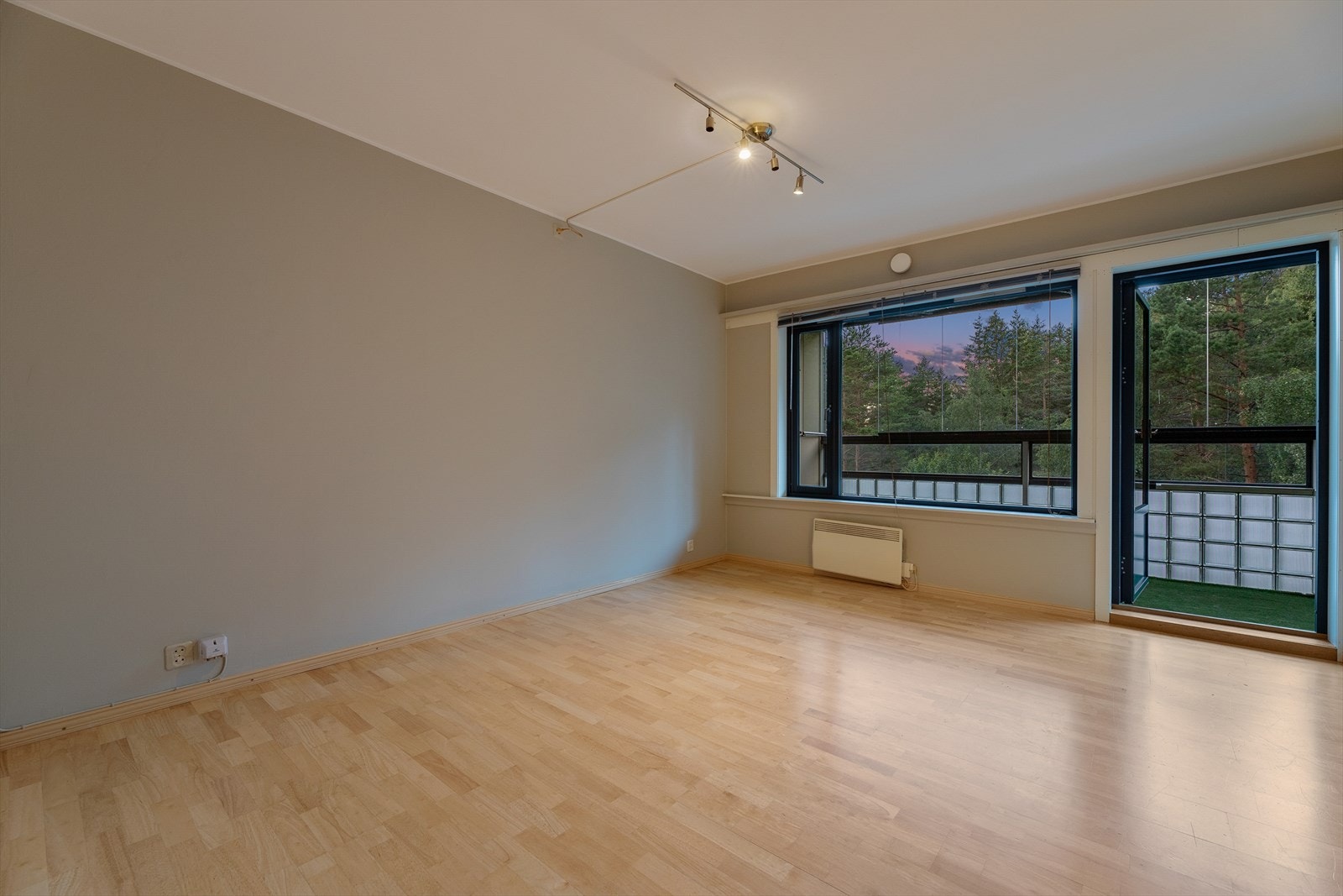 På sommerstid fungerer balkongen som en forlengelse av stuen Galleribilde