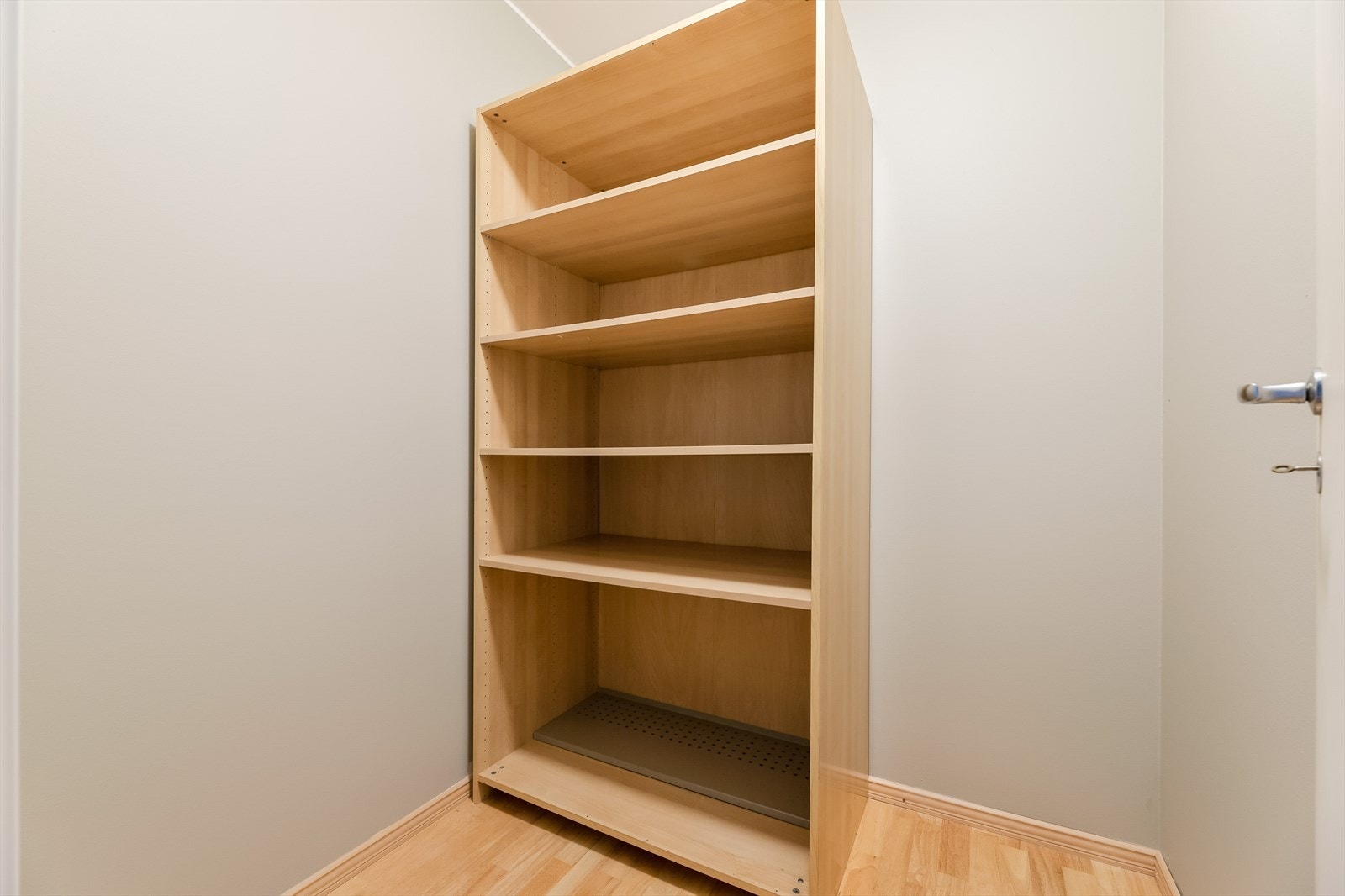 God lagringsplass inne i leilighetens interne bod. Galleribilde