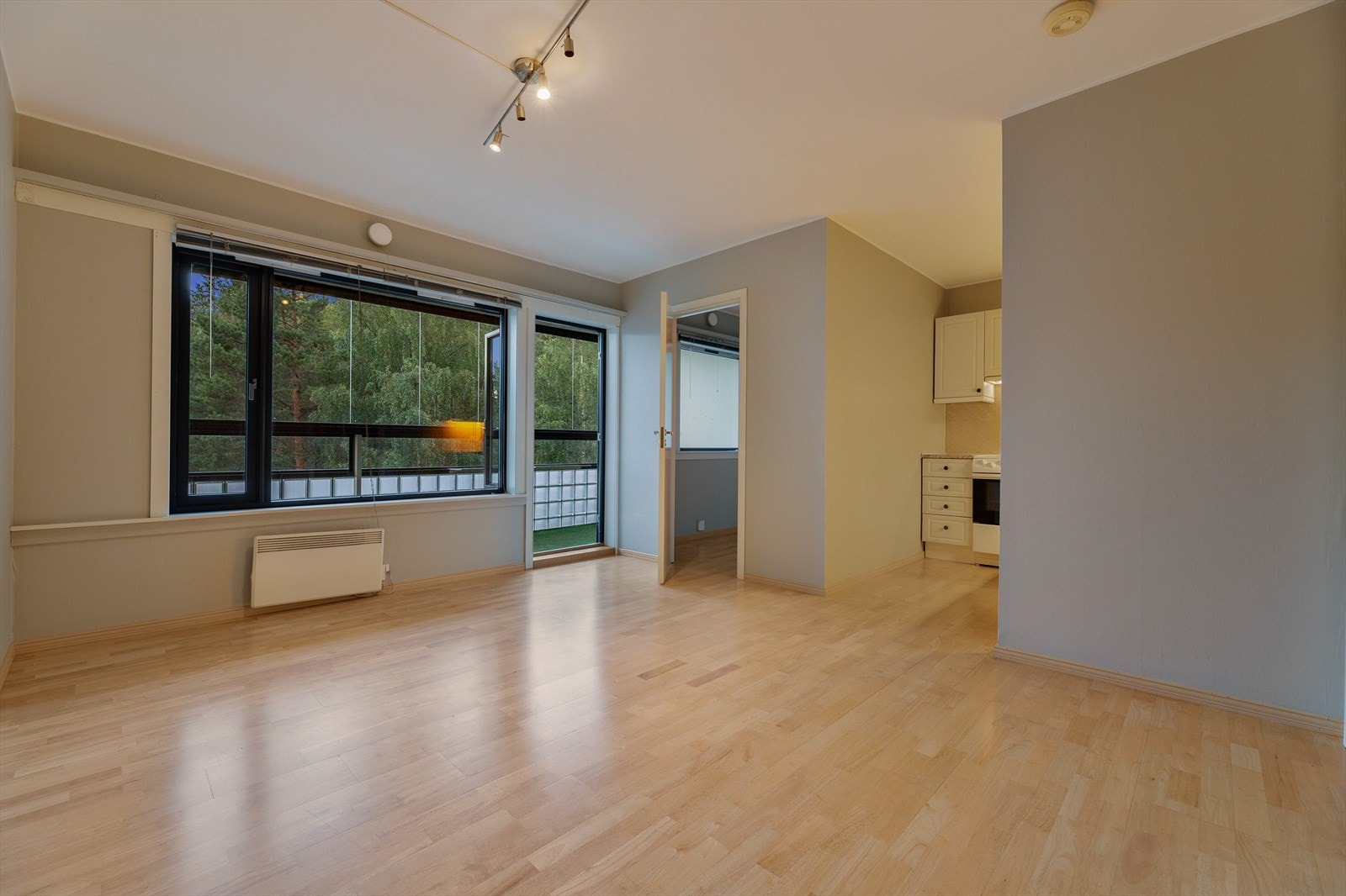 Stue og kjøkken i delvis åpen løsning sørger for en luftig romfølelse Galleribilde