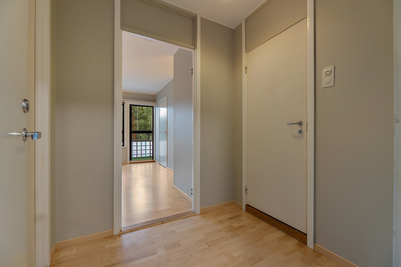 I tilknytning til entrèen er innvendig bod og bad Galleribilde