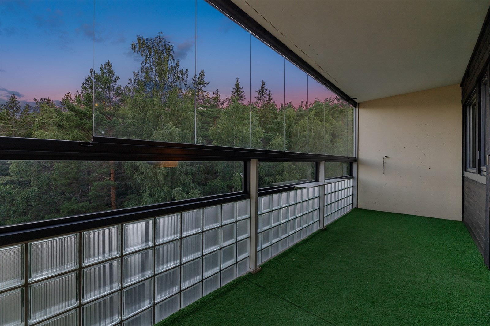 Meget stor vestvendt innglasset balkong i tilknytning til stuen - denne kan nytes sommer som vinter! Galleribilde
