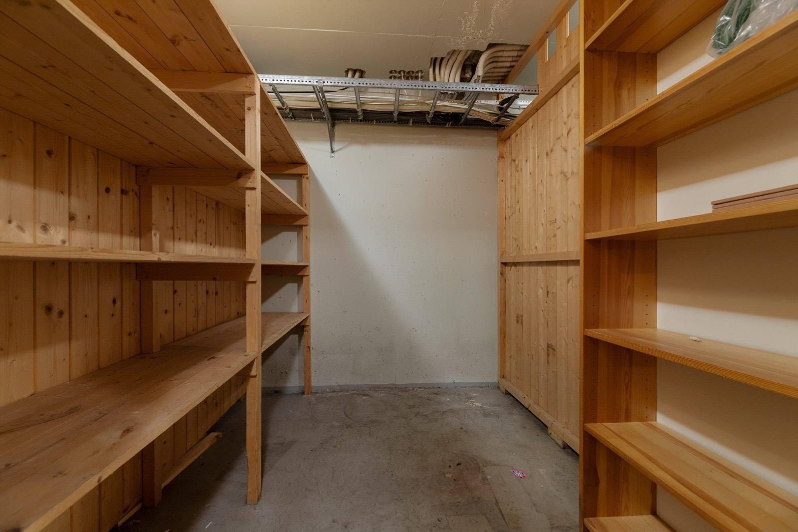 Bod i kjeller med meget gode lagringsmuligheter Galleribilde