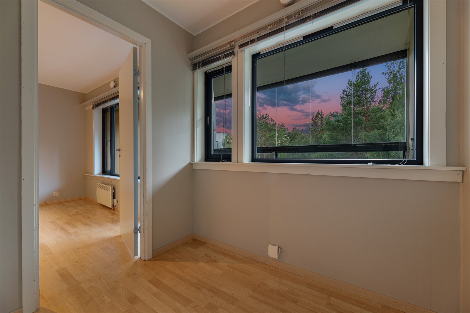 Videre fra stuen er det inngang til rom som brukes som soverom Galleribilde