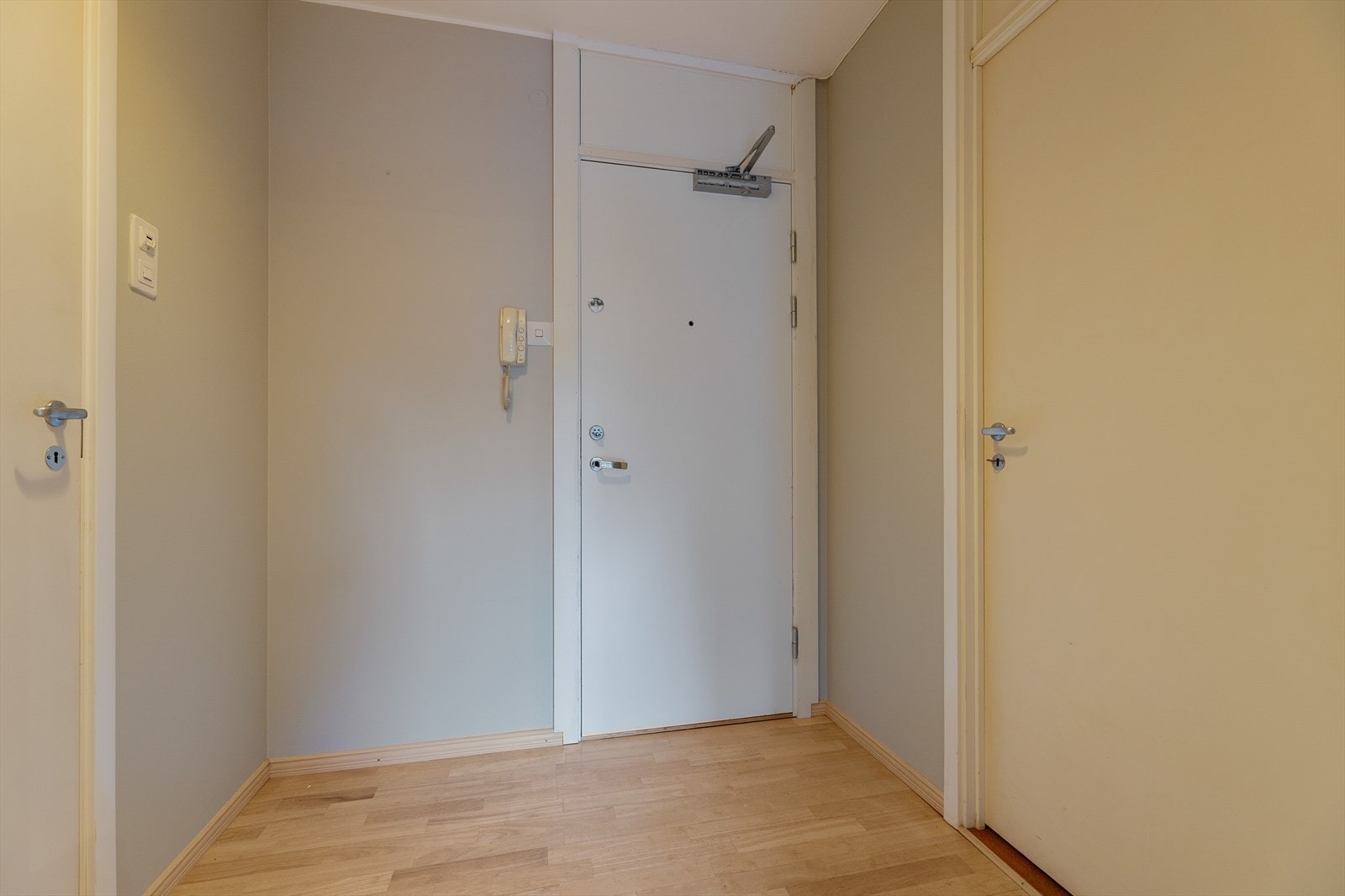 Velkommen inn! Praktist og romslig entrè med mulighet for å sette inn garderobeskap Galleribilde