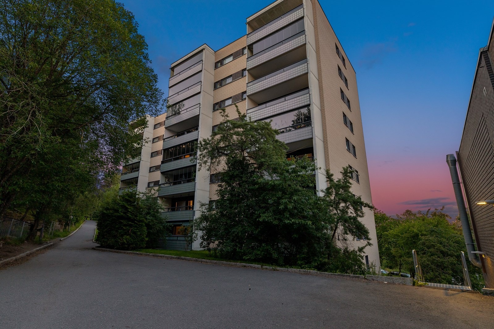 Leiligheten ligger i boligsameiet Romsås Panorama, med kort vei til offentlig kommunikasjon, Romsås senter og alt man har behov for i en travel hverdag. Galleribilde
