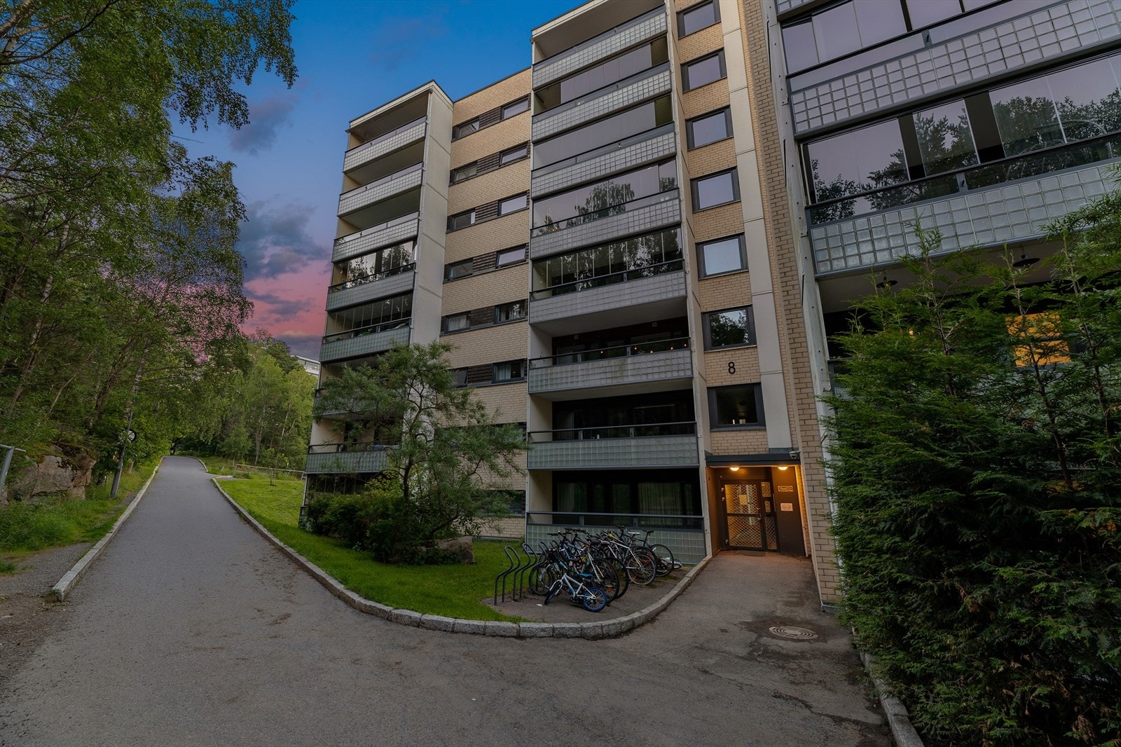 Leiligheten ligger i byggets 6. etasje. Heis sørger for enkel adkomst. Galleribilde