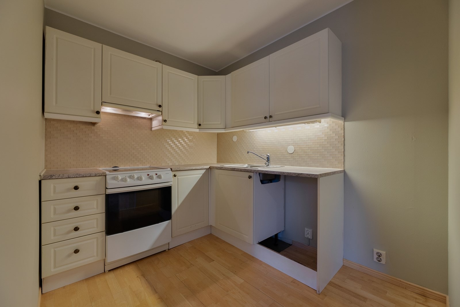 Lyst kjøkken med mye skap- og benkeplass. Galleribilde