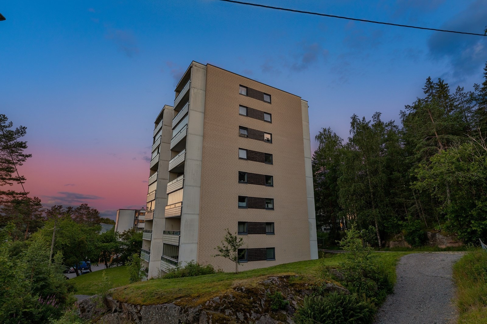 Blokken ligger i rolige og frodige omgivelser Galleribilde