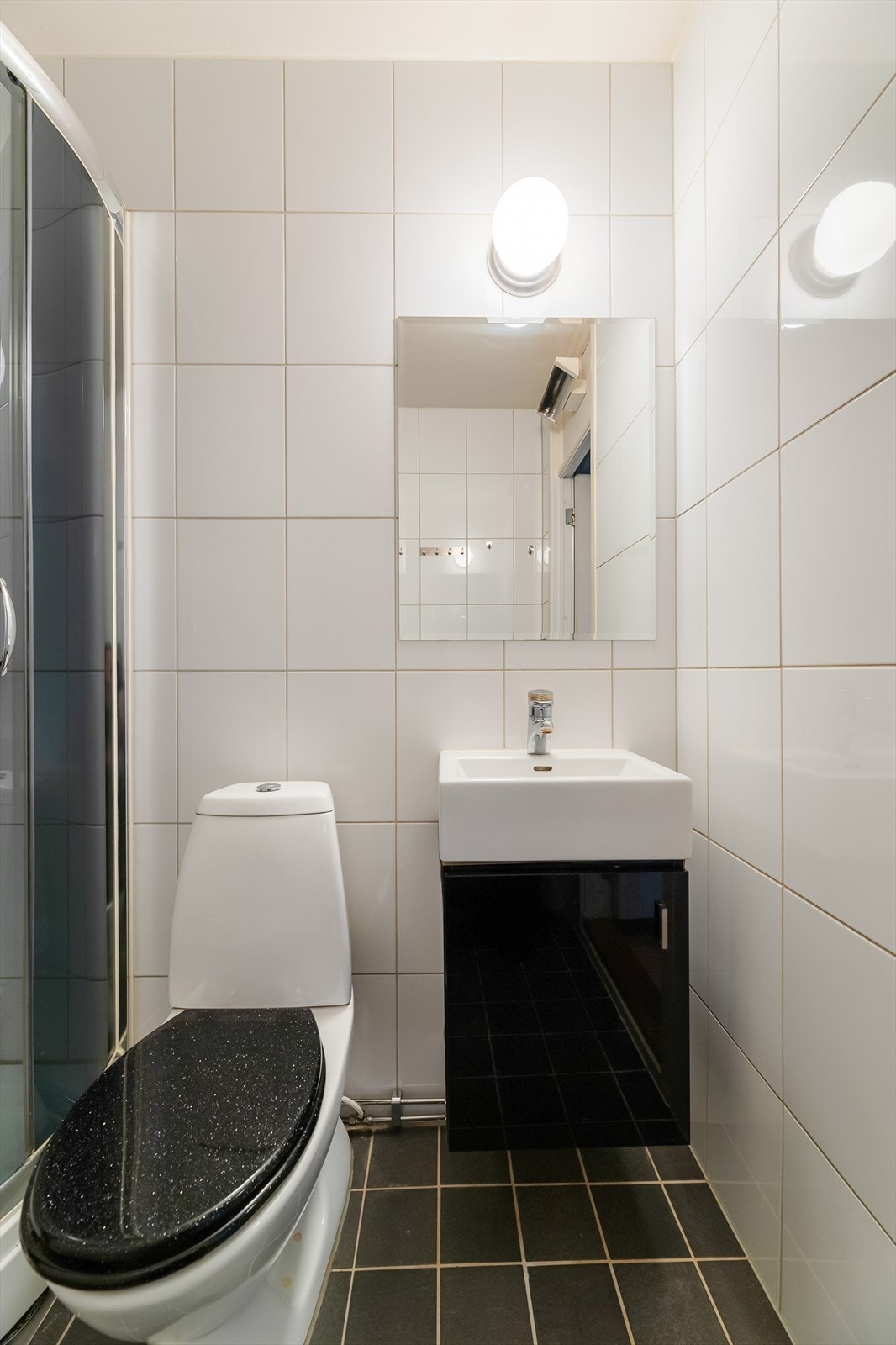 Innredning består av servantskap med nedfelt servant, underskuffer og 1-greps blandebatteri Galleribilde