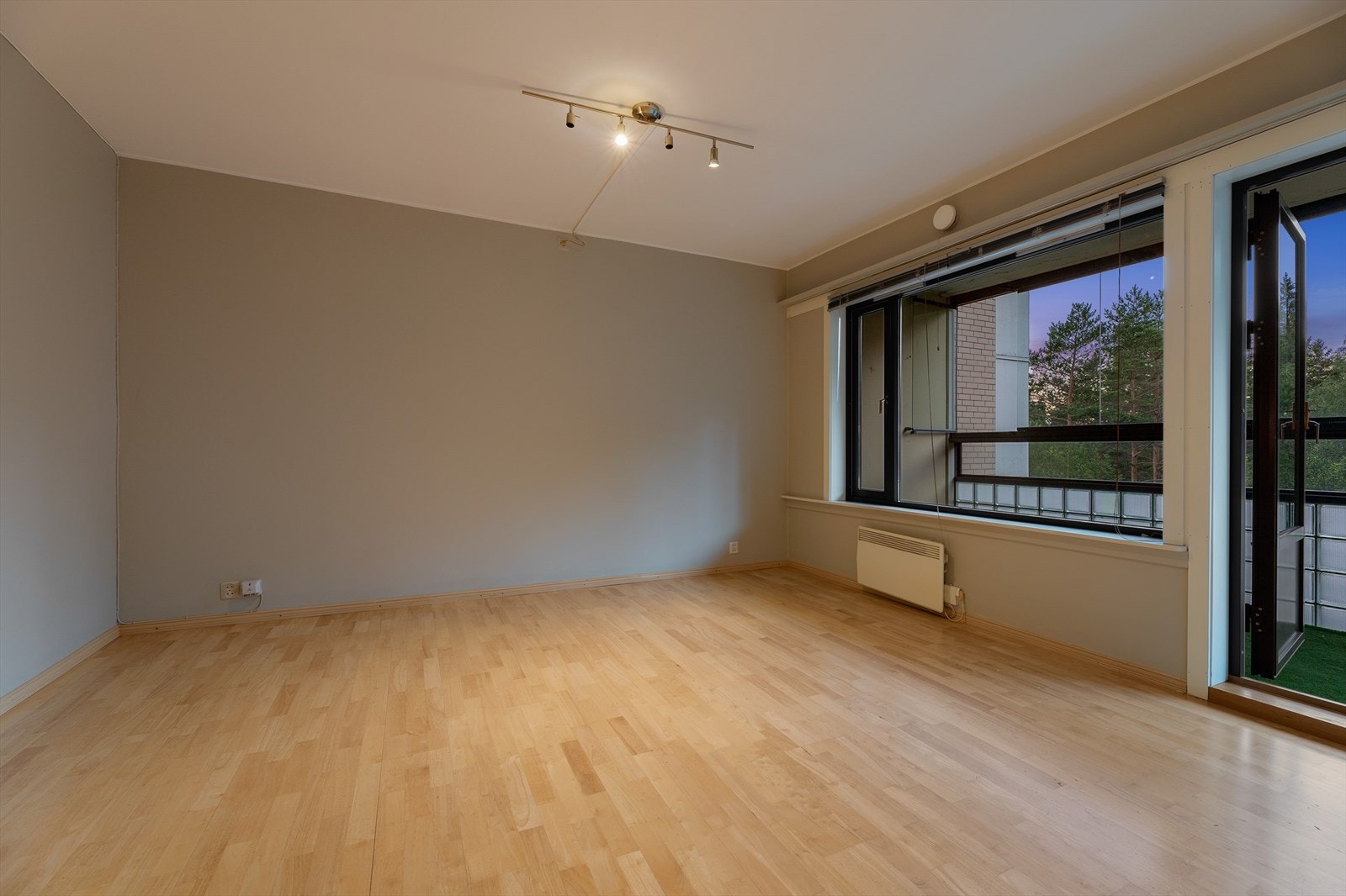 Store vindusflater slipper inn rikelig med naturlig lys Galleribilde