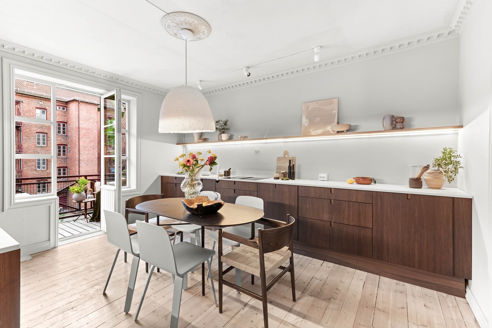 Interiørarkitektene fra Ask og Eng har også stått for farge -og materialvalgene. På kjøkkenet har man gått for fargen Sand med en svak kalk-effekt, også I taket. Galleribilde