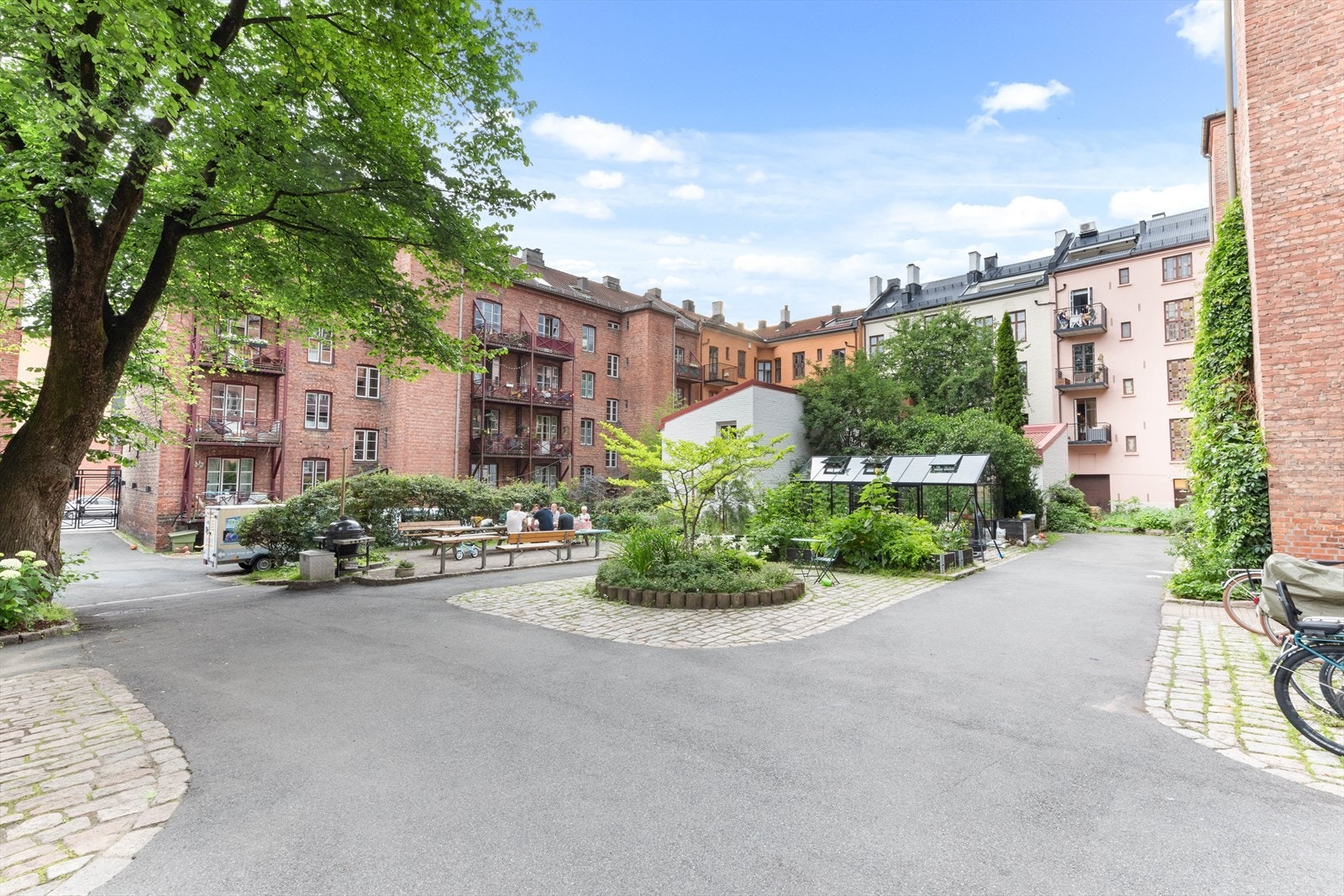 Borettslaget har en av Tøyens aller fineste bakgårder. En grønn oase for både store og små. Galleribilde