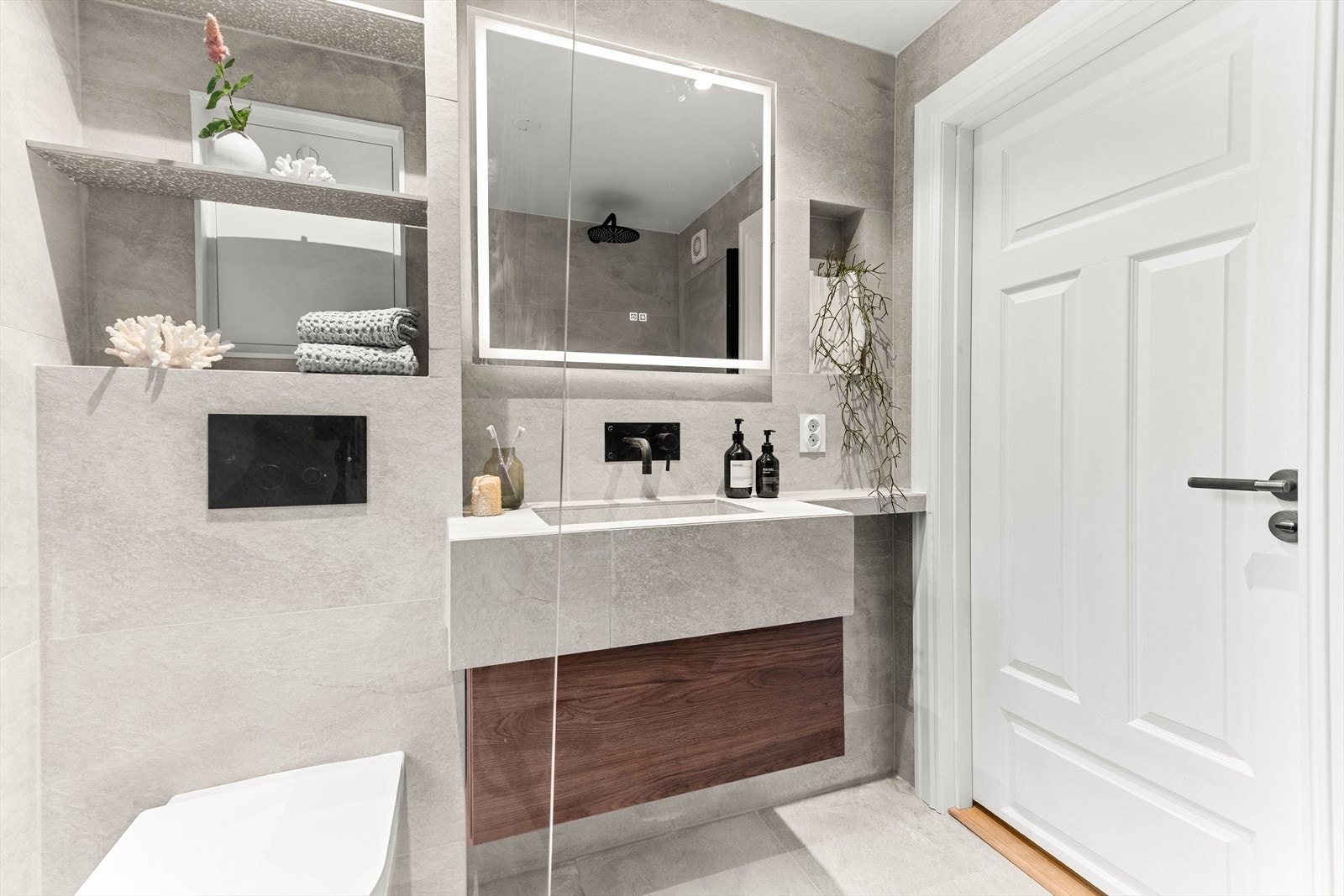 Innebygd blandebatteri, også i sort utførelse fra "Tapwell". Galleribilde