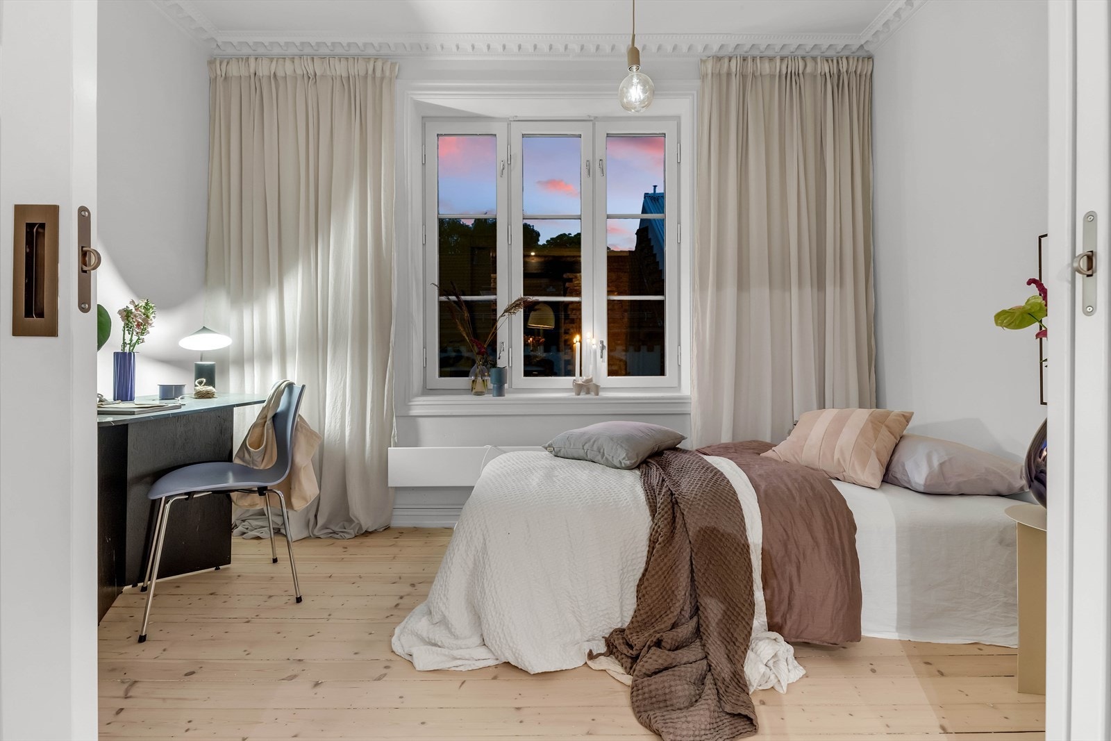 De store vinduene sikrer innslipp av naturlig lys så lenge solen er oppe, slik at man får energi gjennom hele arbeidsdagen på hjemmekontor. Galleribilde