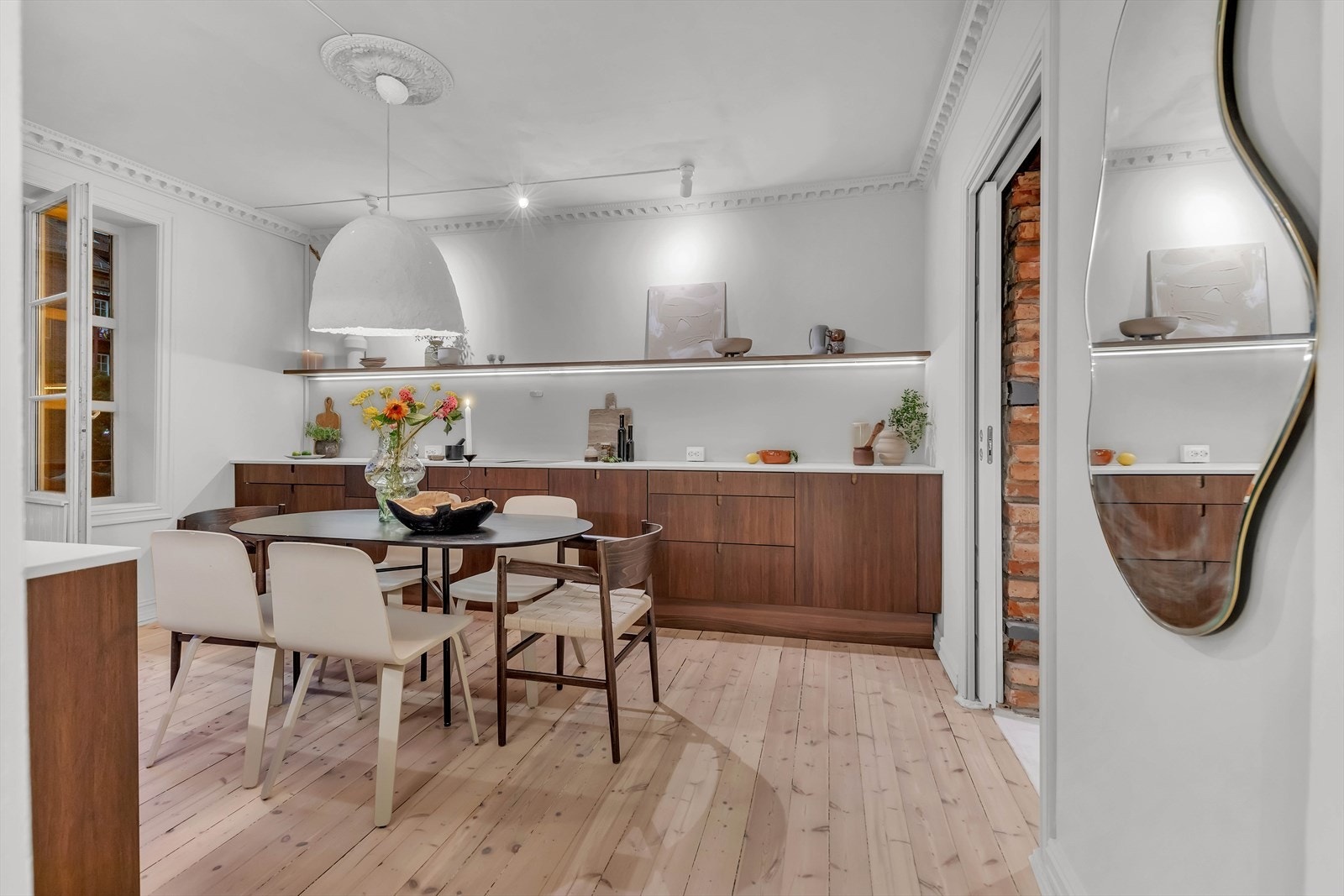 Det sosiale kjøkkenrommet setter stemningen for lange og koselige middagsstunder. Galleribilde