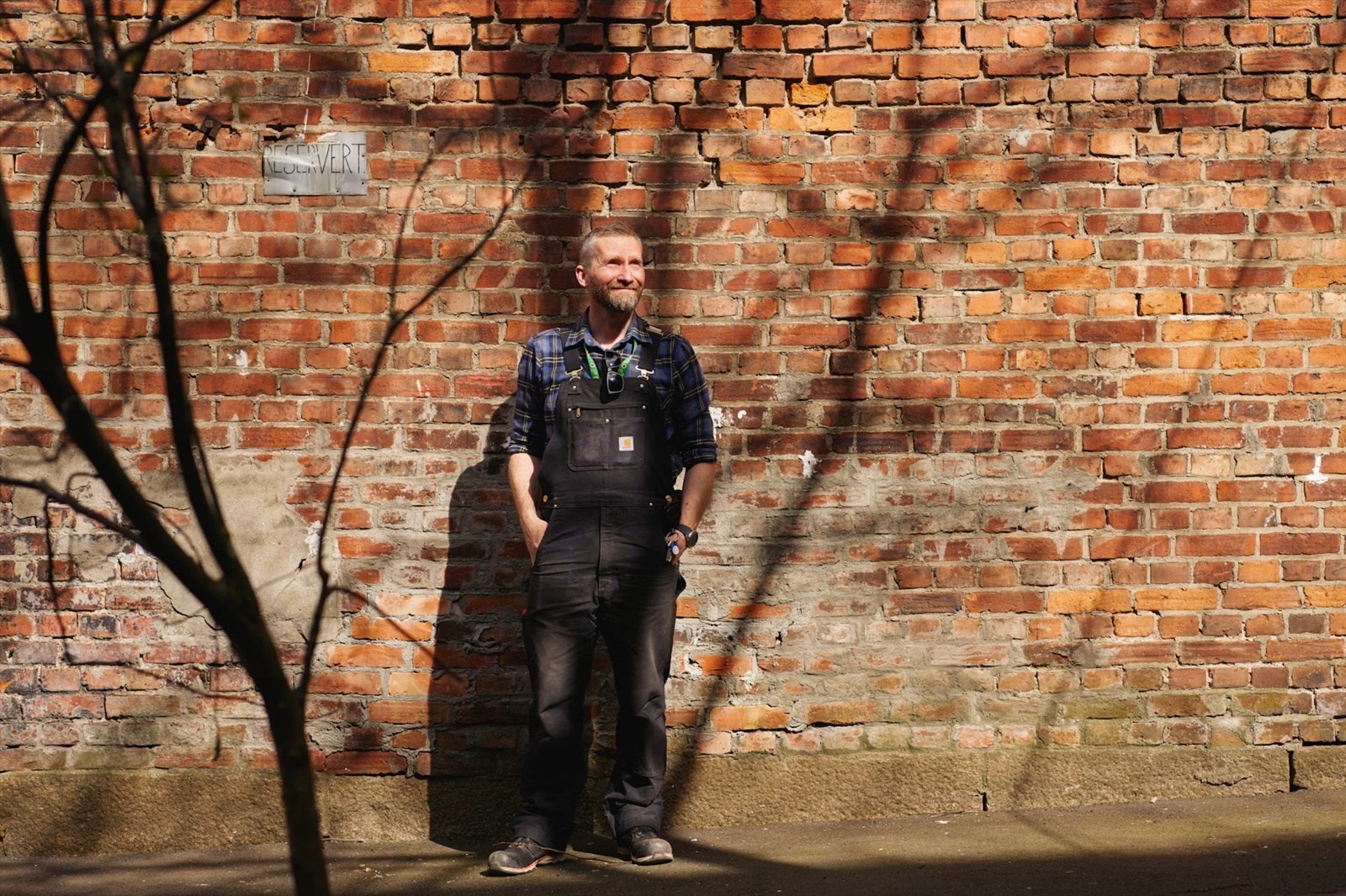 Stramme. Koste. Male. Fikse. Sjekke. Og innføre ny teknologi. Simen Aanerud har nok å henge fingrene i som vaktmester ved Tøyenhagen Borettslag. Galleribilde