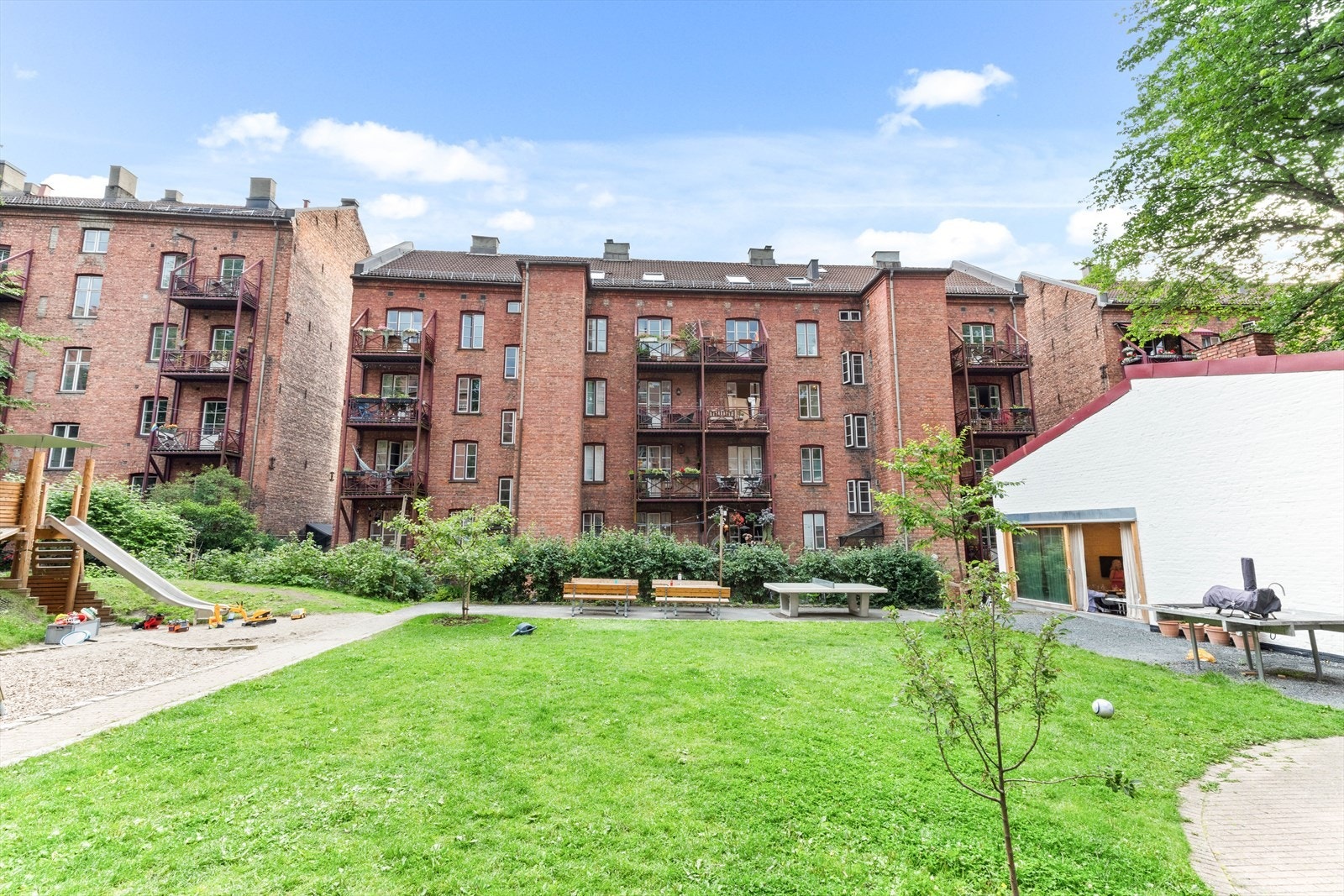 Gårdsrommet huser også to eneboliger, og et gammelt bryggerhus som beboerne kan leie til fest eller innlosjering av gjester. Galleribilde
