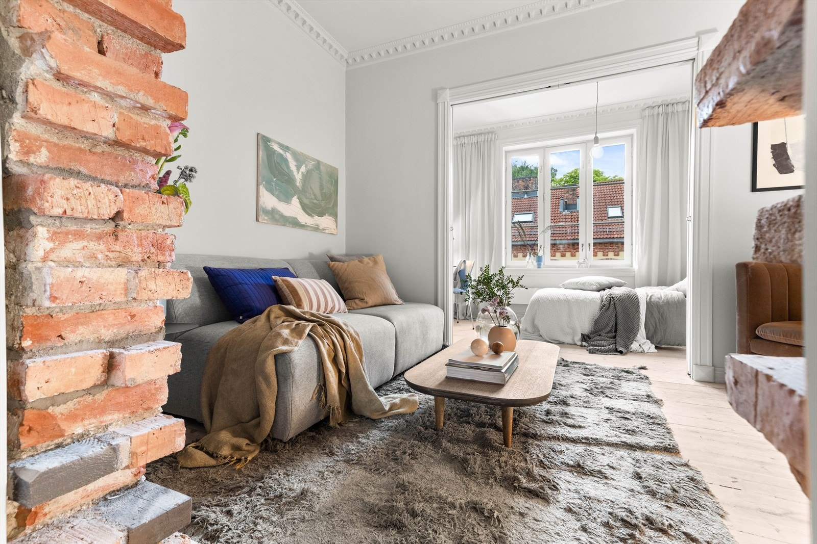 Det er åpnet opp med store dobbeltfløyede skyvedører som sikrer optimal utnyttelse av det flotte naturlige lyset som denne boligen har å by på. Det er utarbeidet en lysplan som sikrer god belysning, også på sene vinterkvelder. Galleribilde