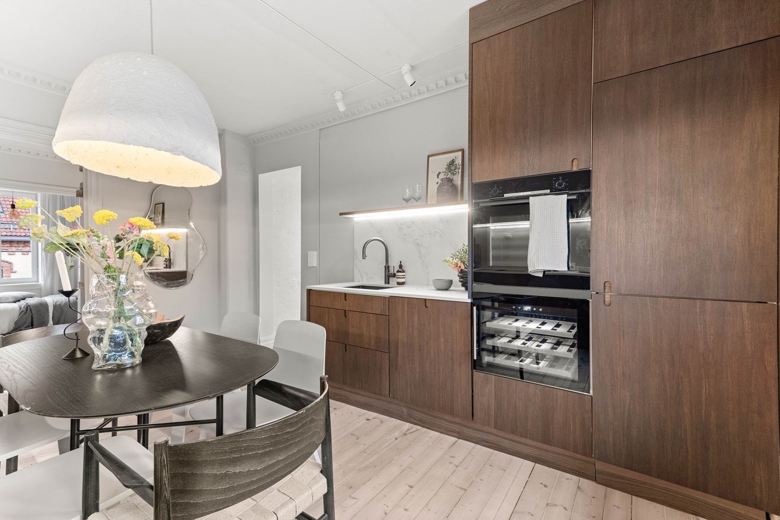 Under ovnen finnes også et integrert vinskap for den vinglade Galleribilde