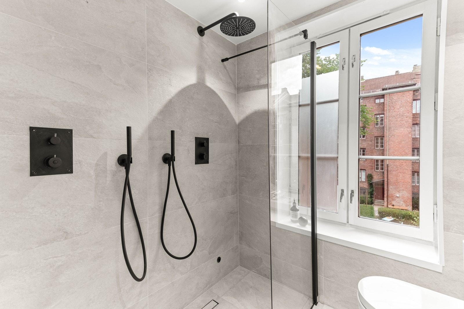 Badet er påkostet og holder en meget høy standard - også dusjvegg med sorte detaljer fra Viking Bad. Galleribilde