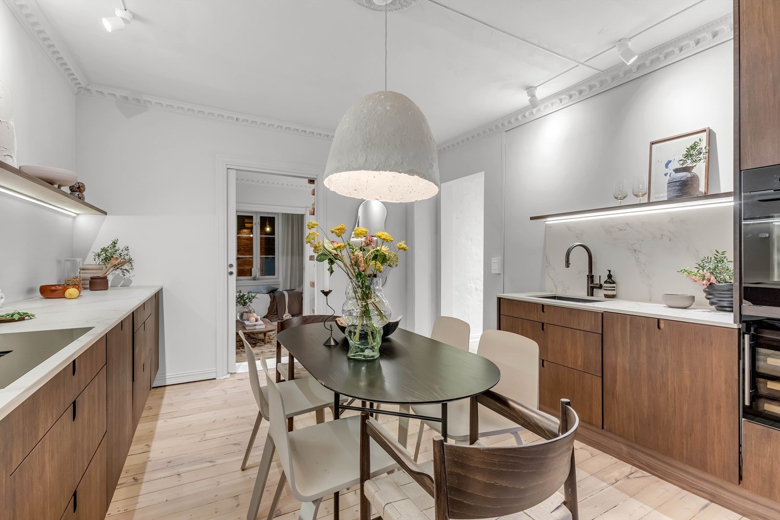 Gjennomgående høy standard med tidløse materialvalg. Høykvalitets hvitevarer fra bl.a Smeg og Bosch som følger handelen og benkeplate I Dekton. Galleribilde