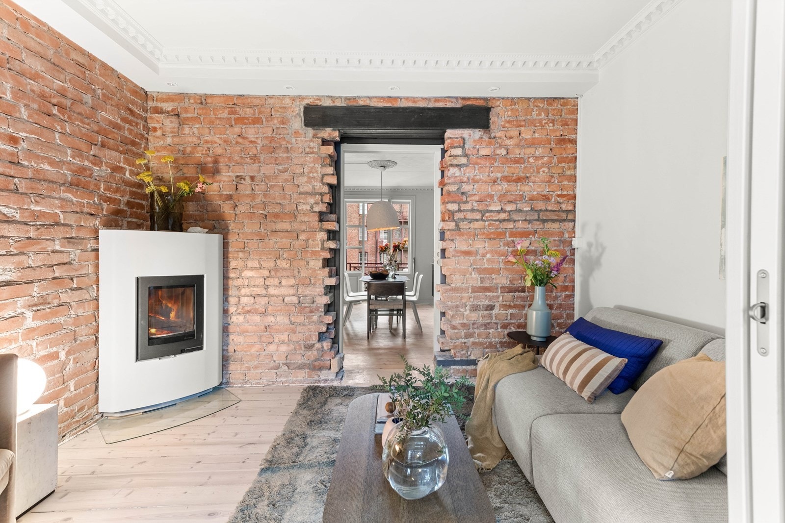 Den elegante innebygde peisen varmer godt og fungerer samtidig som en del av interiøret. Galleribilde