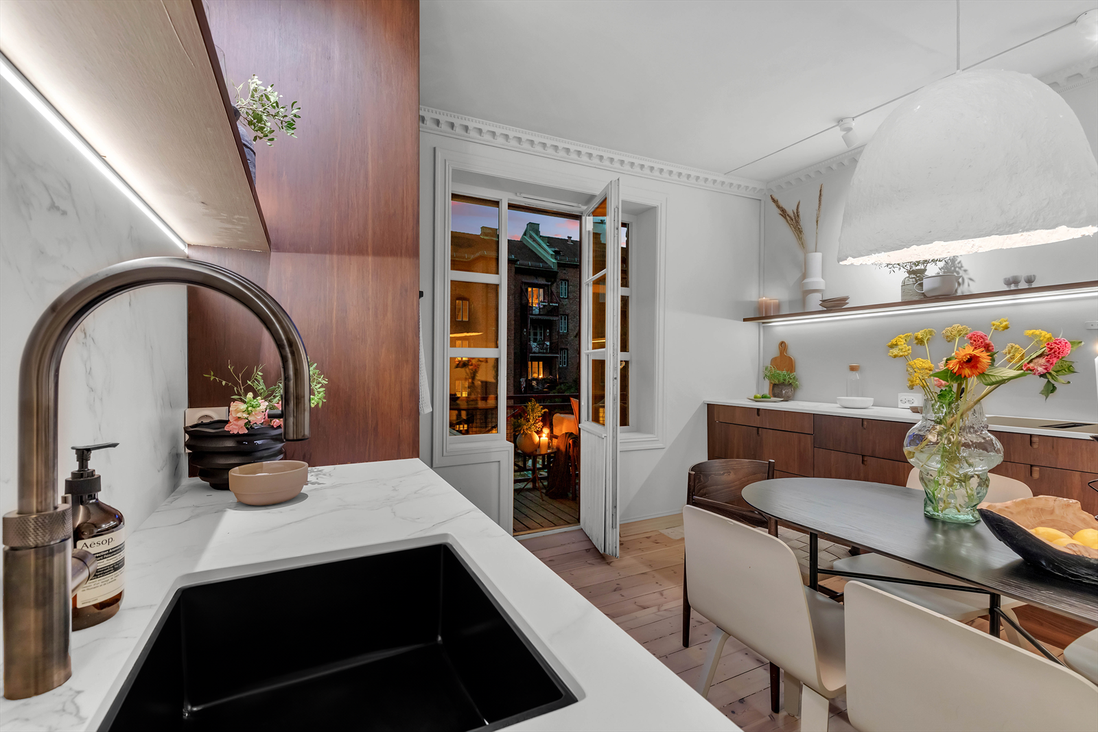 Armaturet fra Quooker gir deg kokende vann rett fra kjøkkenkrana. Det er i tillegg montert underlimt vaskekum i sort utførelse. Galleribilde