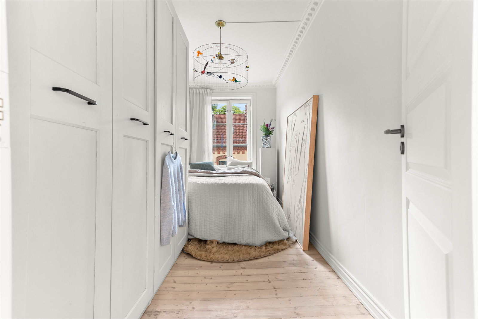 Det er etablert dobbelt garderobeskap som også medfølger handelen Galleribilde