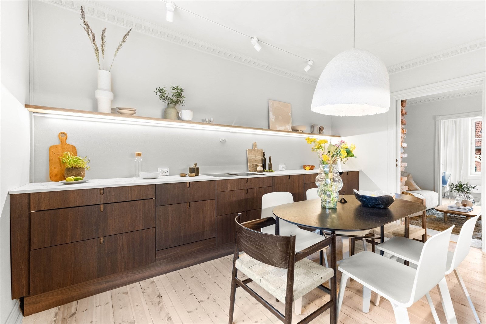 Med den romslige løsningen kan kokken være med på praten selv om hen henger over grytene. Galleribilde