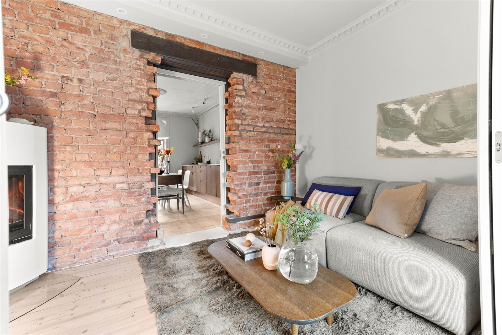 Originale teglsteinsvegger - og orginale tregulvene fra 1890 er bevart og gir leiligheten en perfekt dose sjarm og sjel Galleribilde