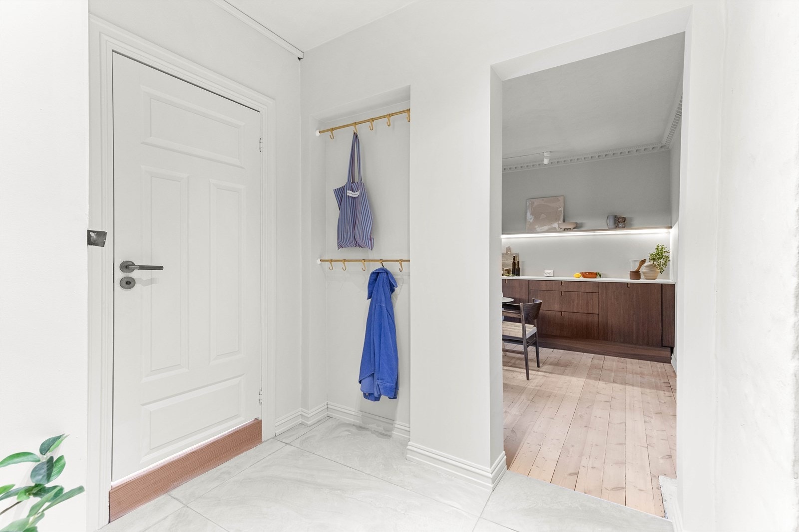 De nøye planlagte løsningen utnytter hver eneste kvadratmeter på en optimal måte. Her er det bygget inn en opphengsløsning hvor hele familien kan henge fra seg. Galleribilde