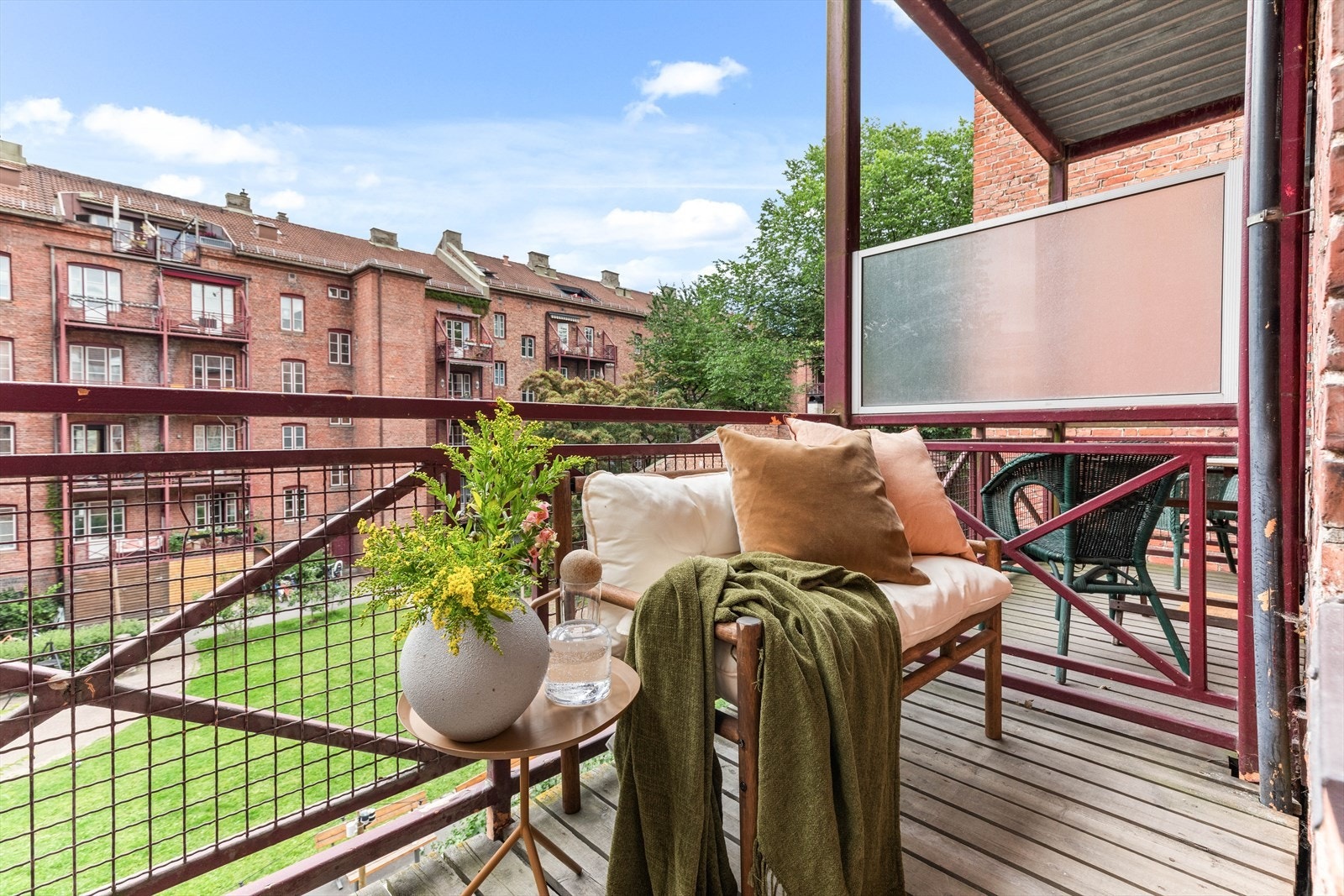 Det er god plass til flere balkongmøbler og frodige uteplanter. Galleribilde