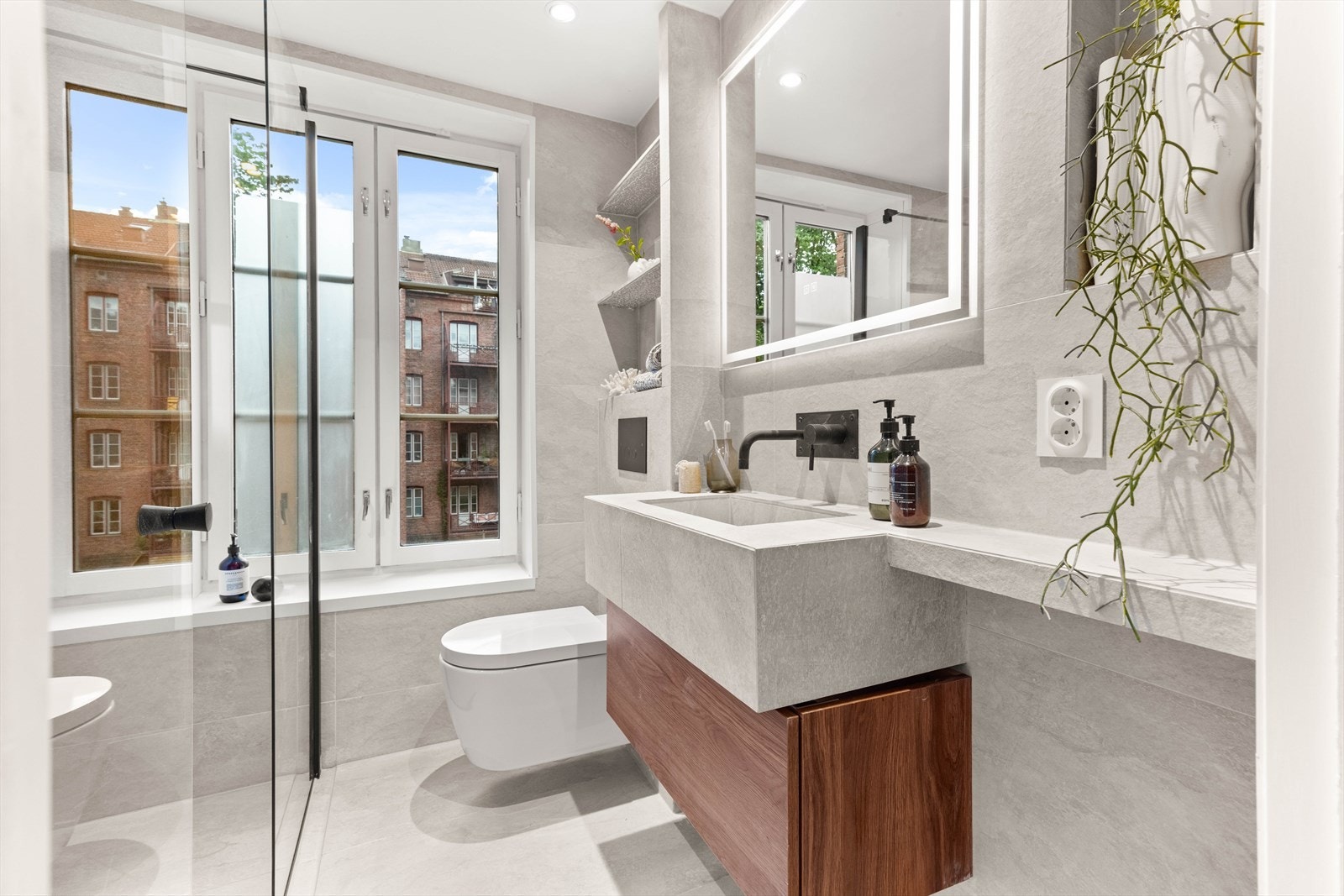 Herlig med naturlig lys også på badet - på dusjsiden er det frostet glass som sperrer innsyn. Galleribilde