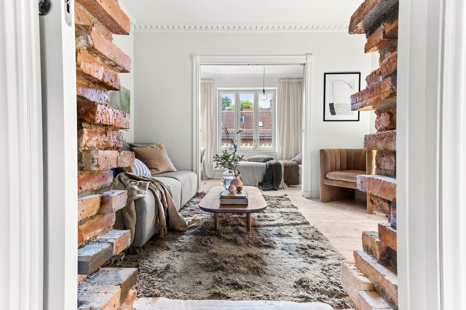 Stue og spisestue skilles med en skyvedør slik at rommene kan skilles etter ønske og behov. Galleribilde