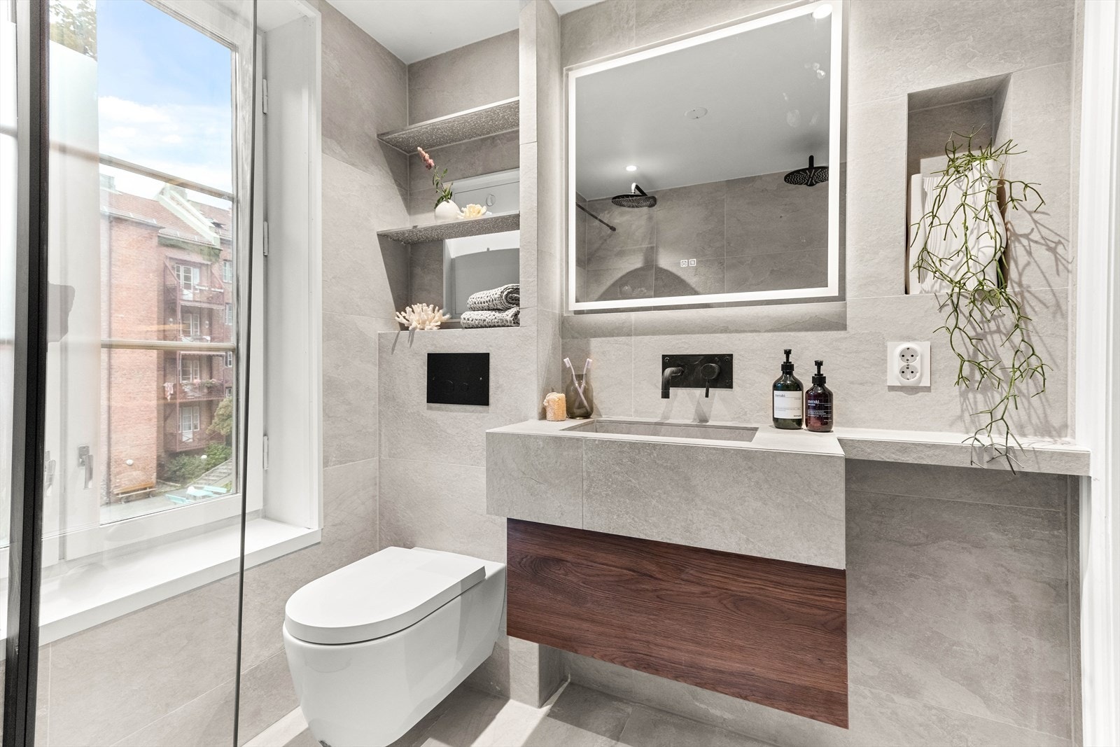 Speil med både lys og varme for å unngå dugg. Også etablert to nisjer for detaljer. Avtagbar hylle for å nå frem til fordelerskapet. Galleribilde