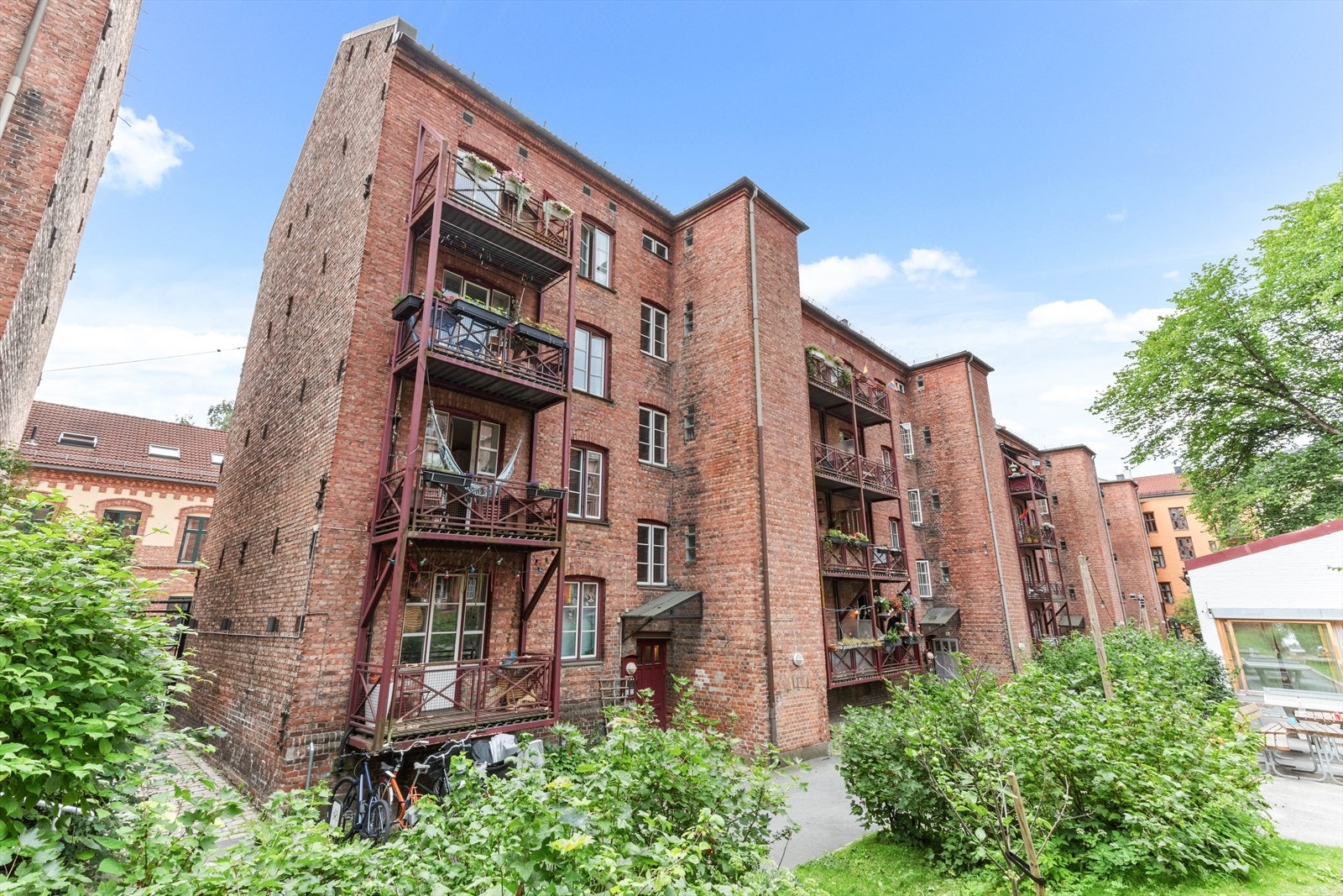 Tøyenhagen Borettslag ble etablert i 1986 og har per 2024, 122 leiligheter og cirka 250 beboere fordelt på syv bygg. Galleribilde